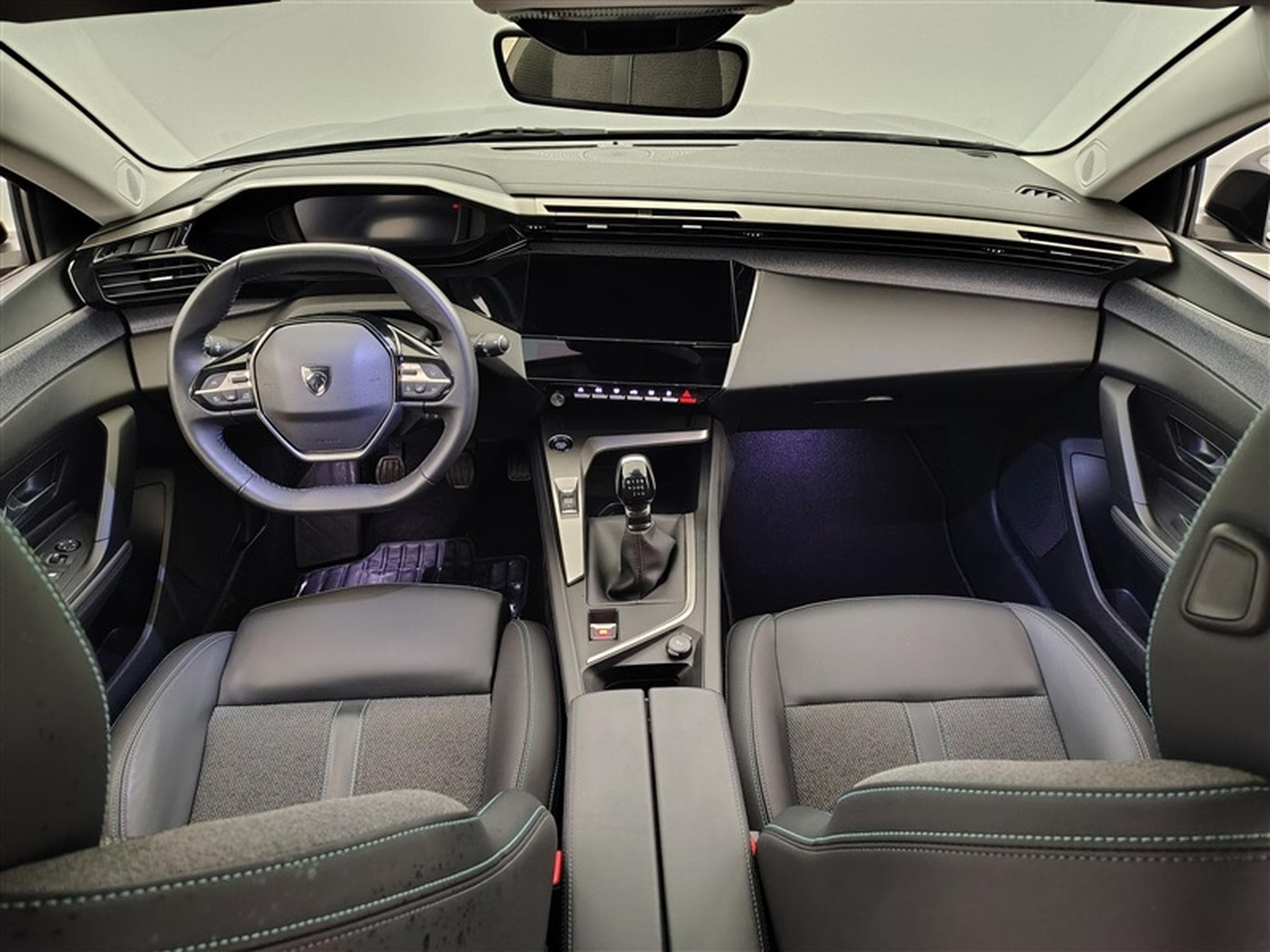 Peugeot 308 1.2 PureTech Allure NAVI / S-CUIR / FULL LED (2024) - Photo 8