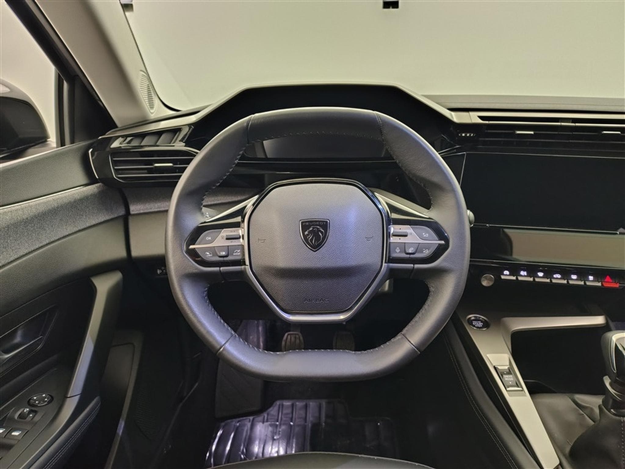 Peugeot 308 1.2 PureTech Allure NAVI / S-CUIR / FULL LED (2024) - Photo 9