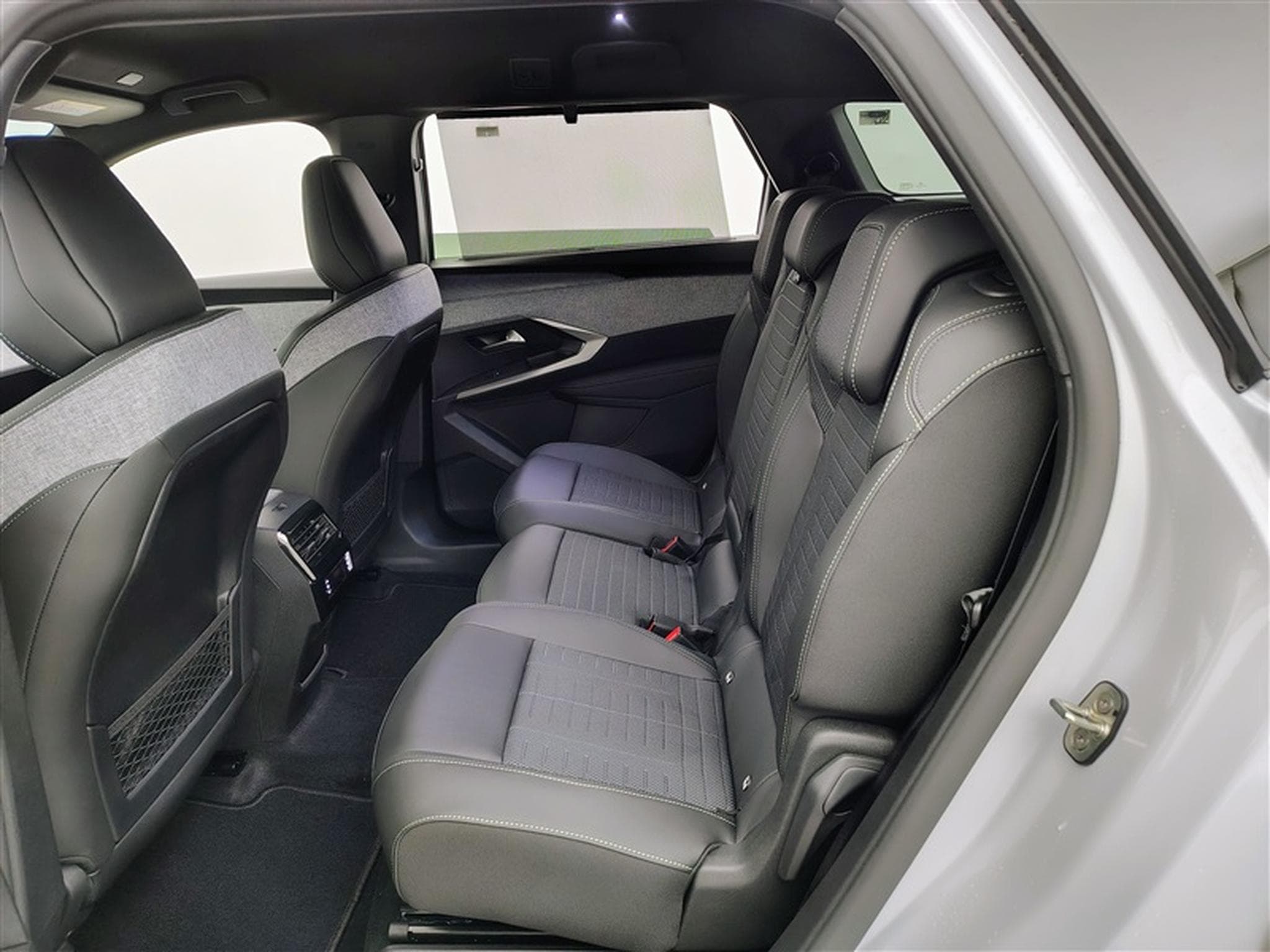 Peugeot 5008 1.2 HYBRID 145cv e-DSC6 GT 7pl. NAVI / FULL LED / CAMERA 360 (2026) - Foto 13