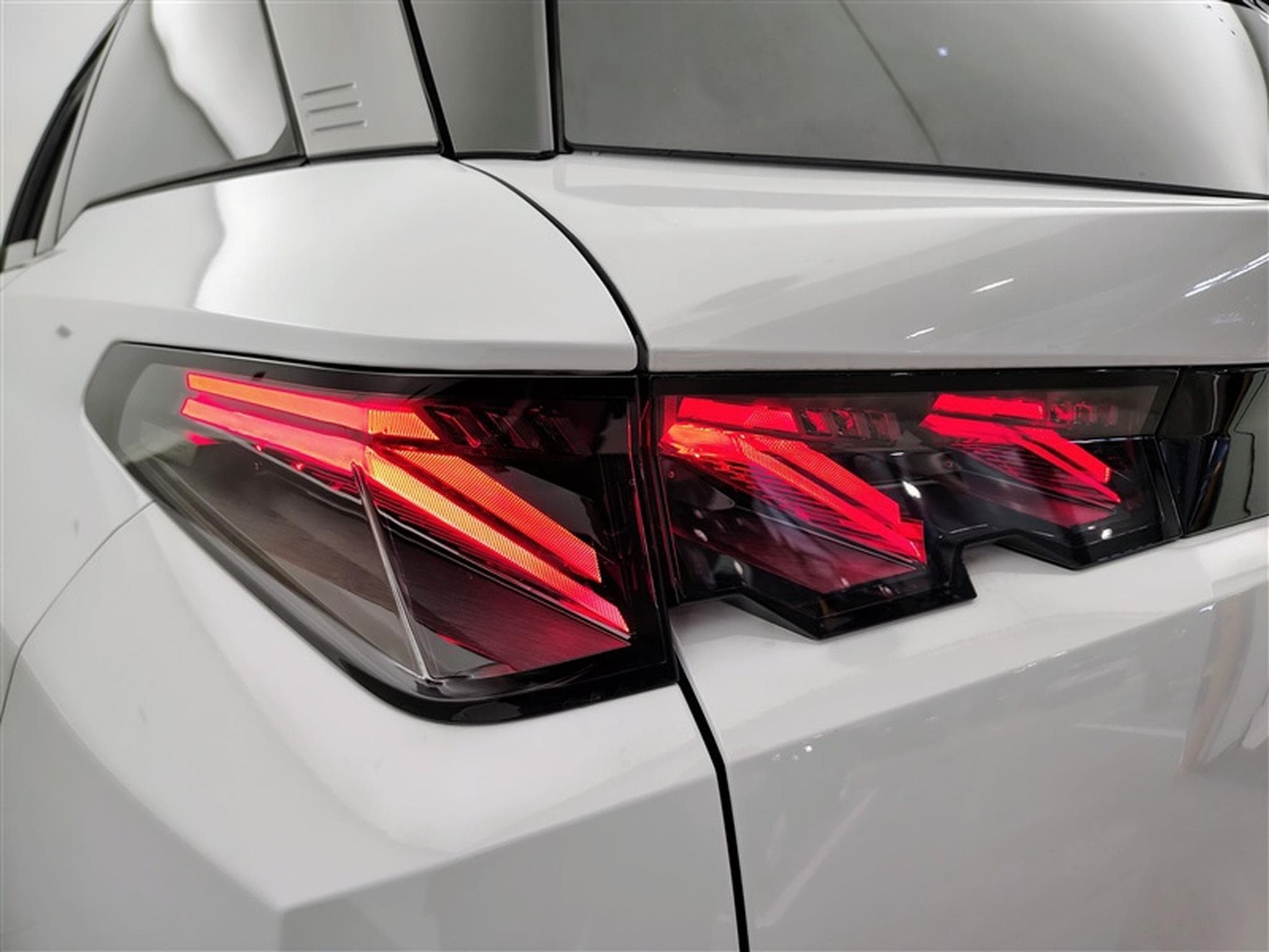 Peugeot 5008 1.2 HYBRID 145cv e-DSC6 GT 7pl. NAVI / FULL LED / CAMERA 360 (2026) - Foto 16