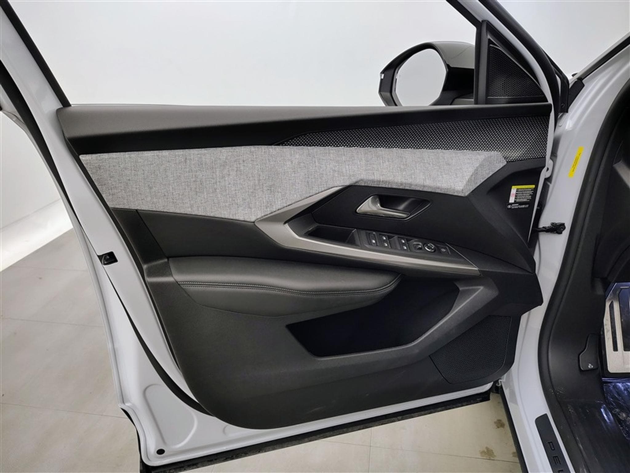Peugeot 5008 1.2 HYBRID 145cv e-DSC6 GT 7pl. NAVI / FULL LED / CAMERA 360 (2026) - Foto 17
