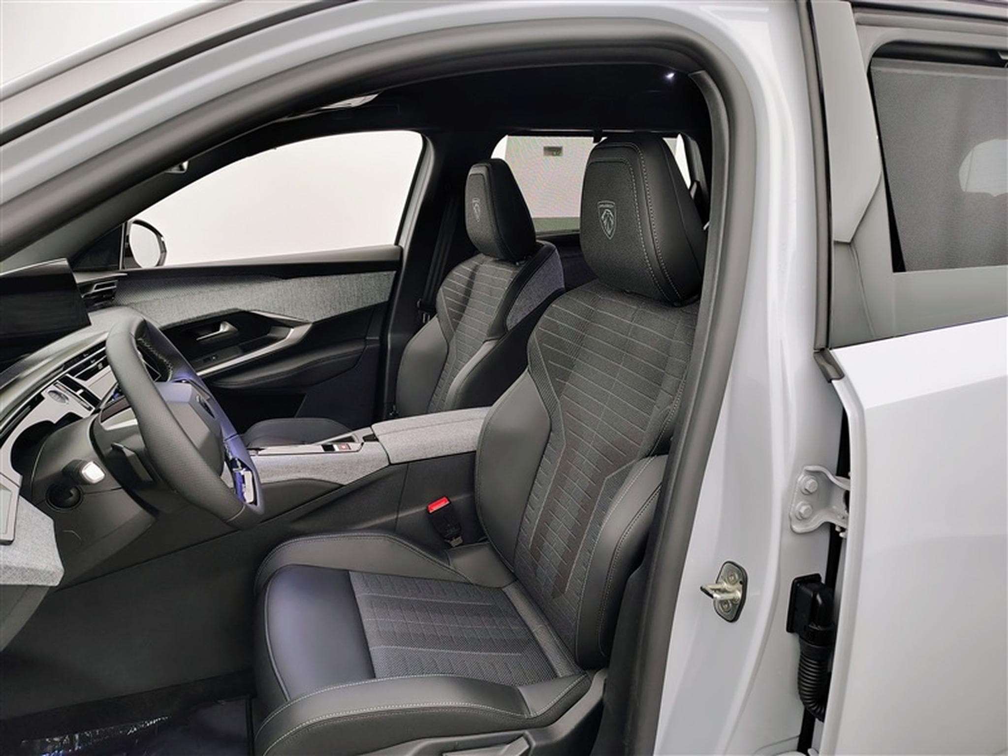 Peugeot 5008 1.2 HYBRID 145cv e-DSC6 GT 7pl. NAVI / FULL LED / CAMERA 360 (2026) - Foto 7