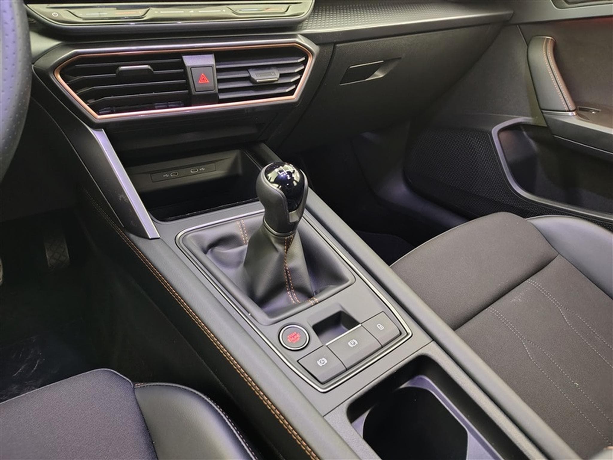 Cupra Leon 1.5 TSI 150Cv S-CUIR / CARPLAY / CAMERA / FULL LED (2025) - Foto 12