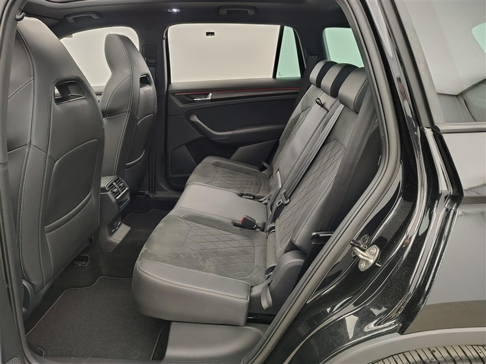 Skoda Kodiaq 1.5 TSI 150Cv DSG Sportline 7PL / NAVI / CAMERA / TO PANO (2024) - Foto 13