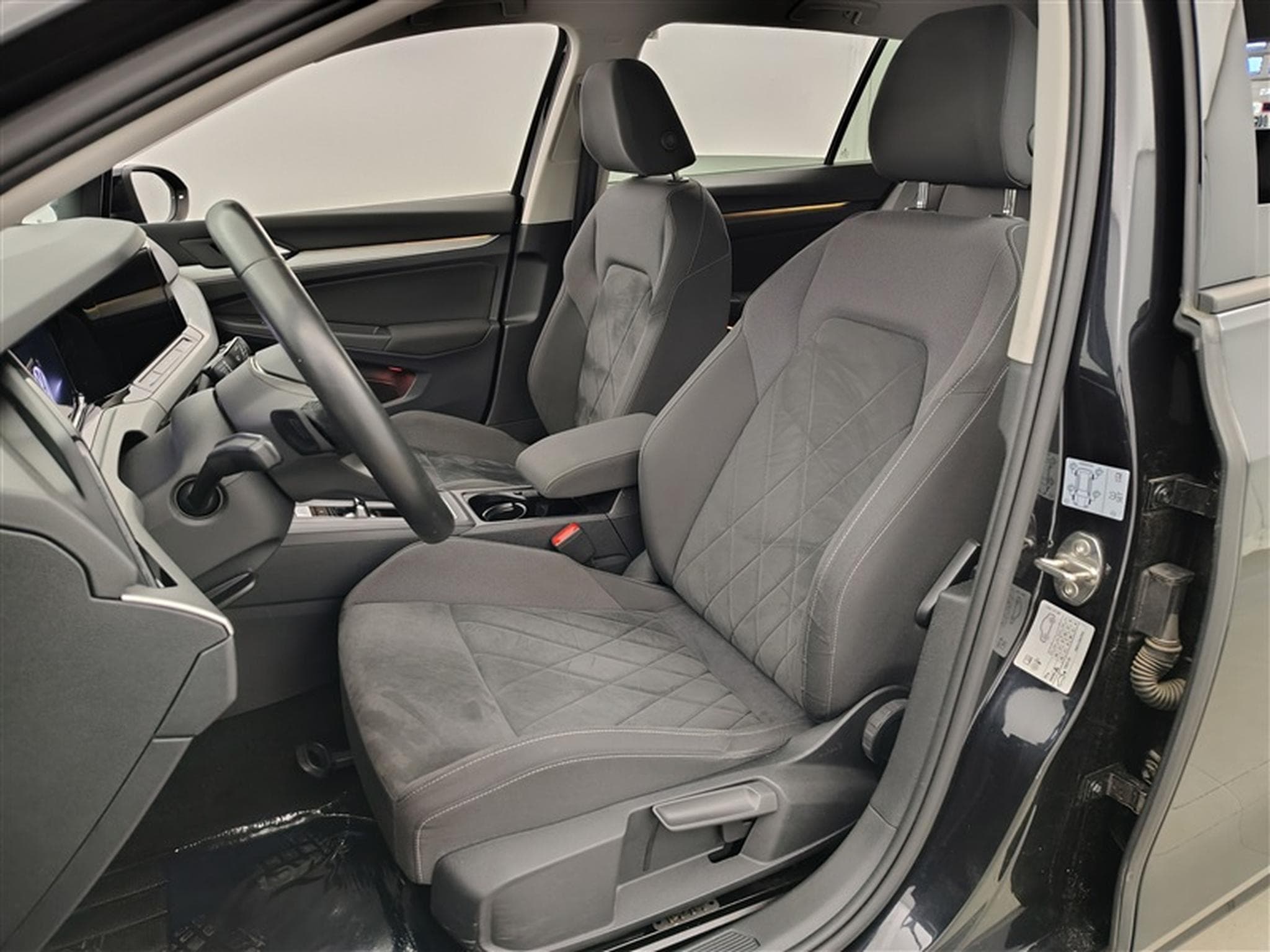 VW Golf 1.0 eTSI 110cv DSG Business NAVI / FULL LED / ALCANTARA (2022) - Foto 7