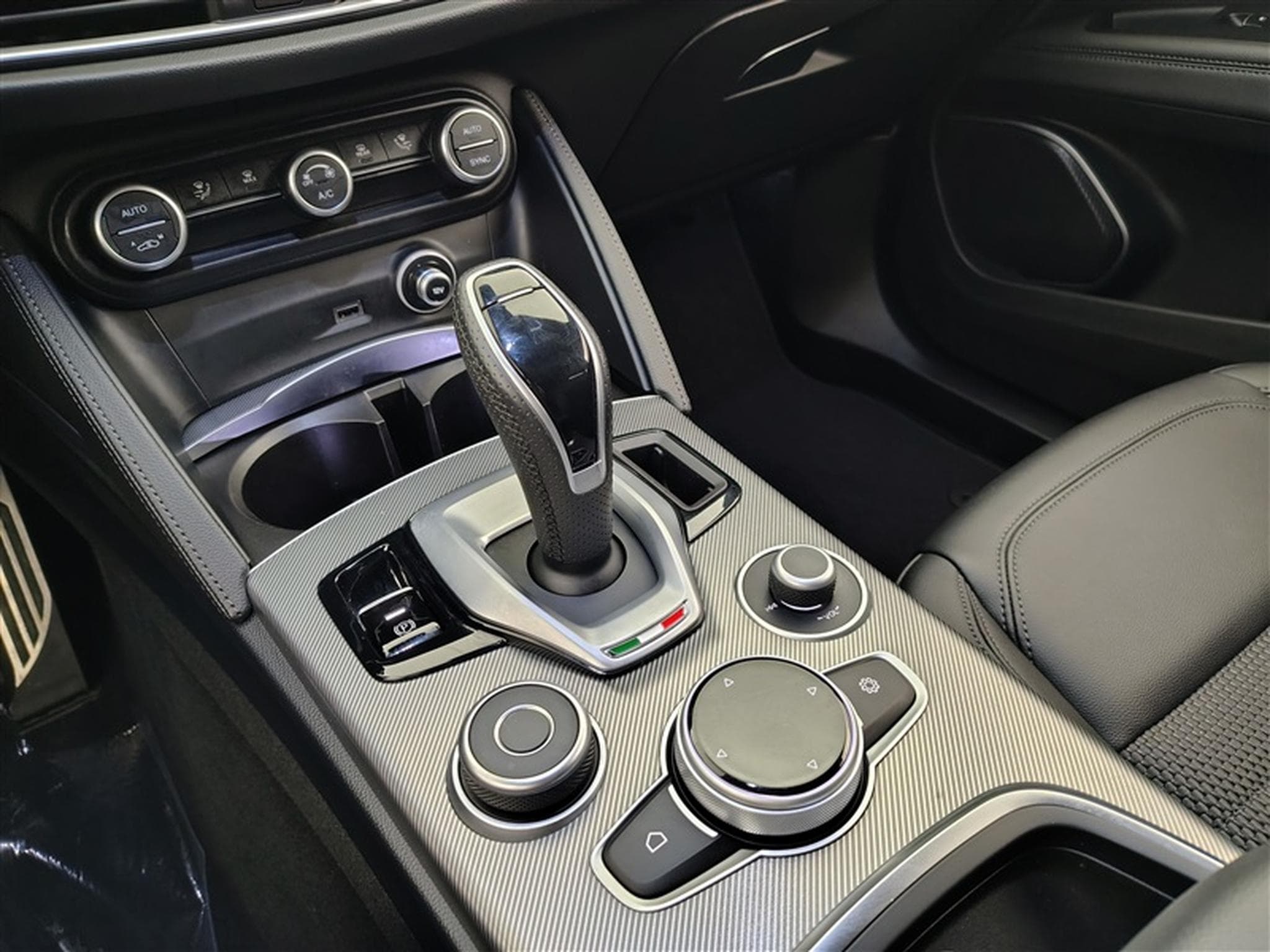 Alfa-Romeo Stelvio 2.2 MJD AWD Sprint NAVI / CUIR / CARPLAY (2022) - Foto 12