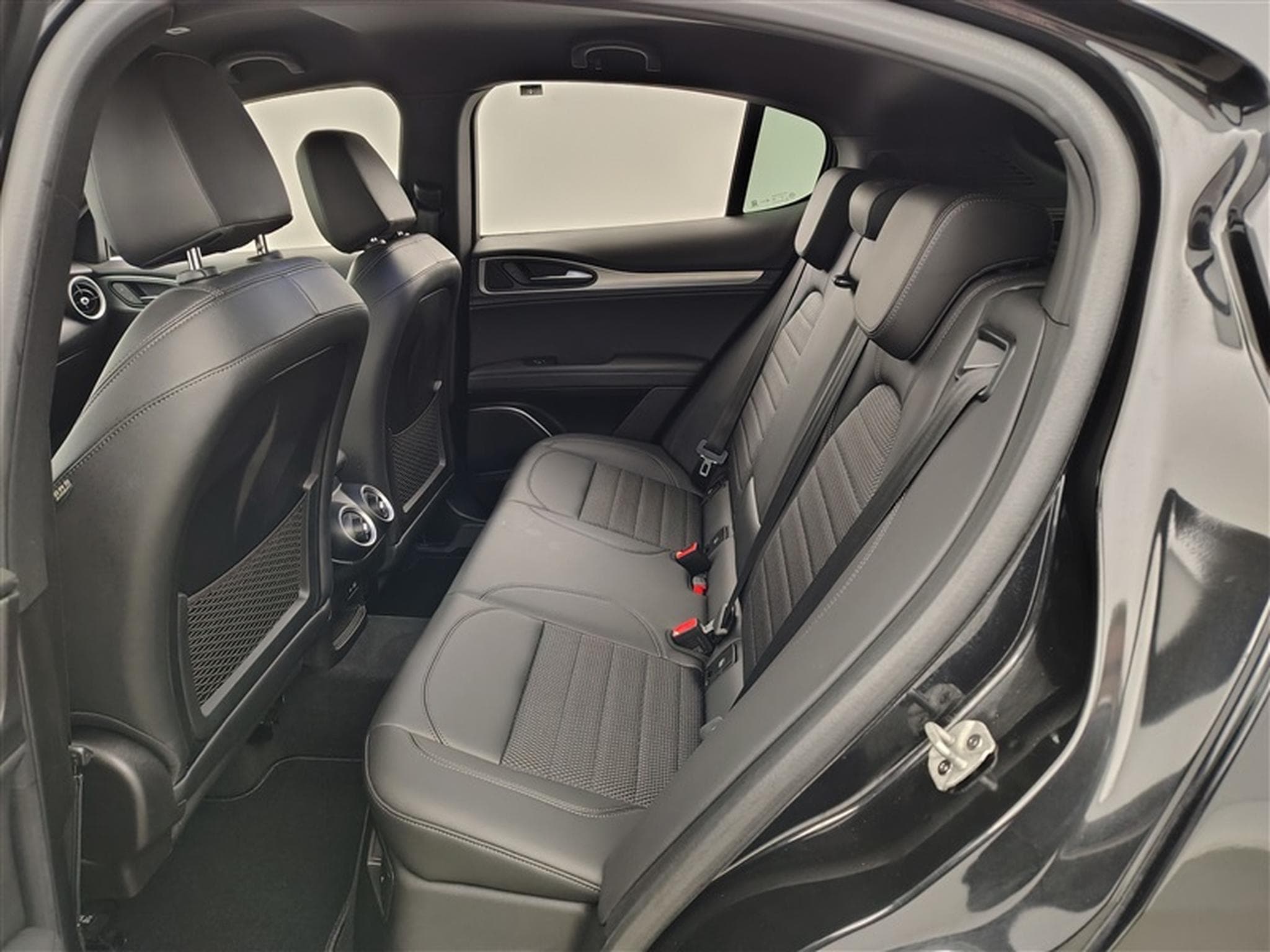 Alfa-Romeo Stelvio 2.2 MJD AWD Sprint NAVI / CUIR / CARPLAY (2022) - Foto 13