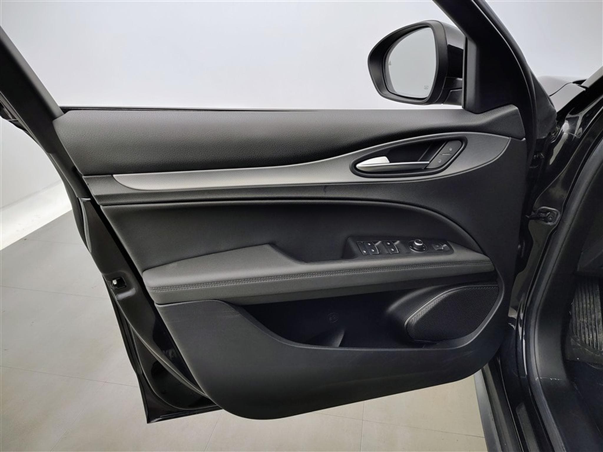 Alfa-Romeo Stelvio 2.2 MJD AWD Sprint NAVI / CUIR / CARPLAY (2022) - Foto 17