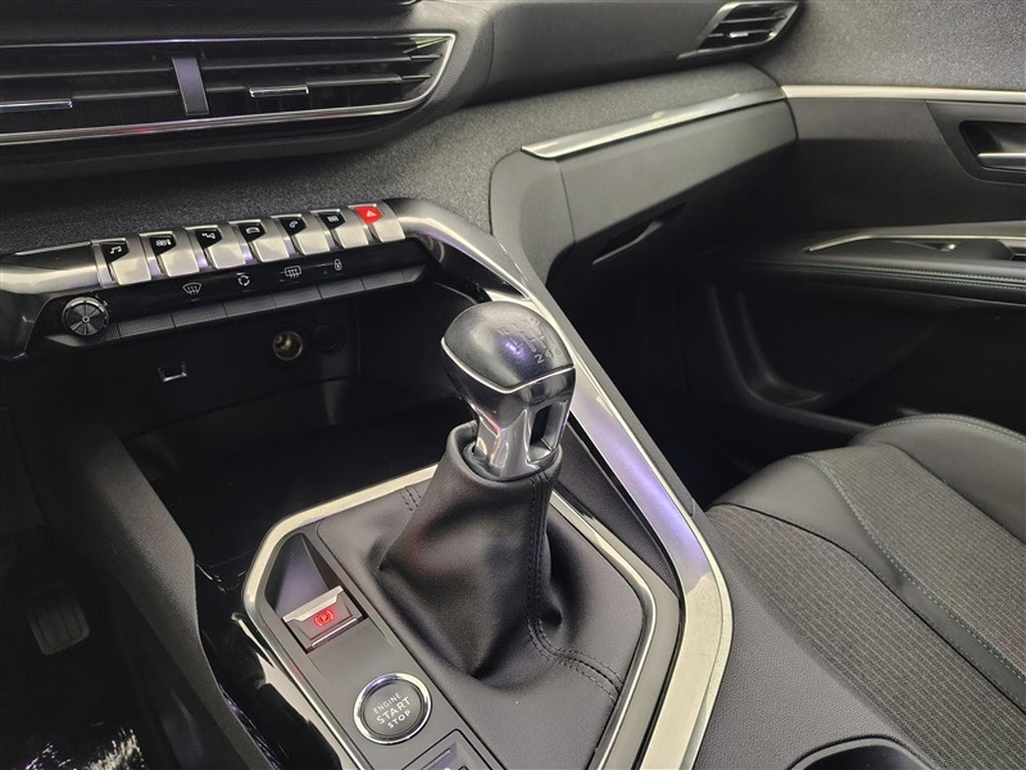 Peugeot 5008 1.2 PureTech Allure Pack 7PL NAVI / S-CUIR / FULL LED (2023) - Foto 12