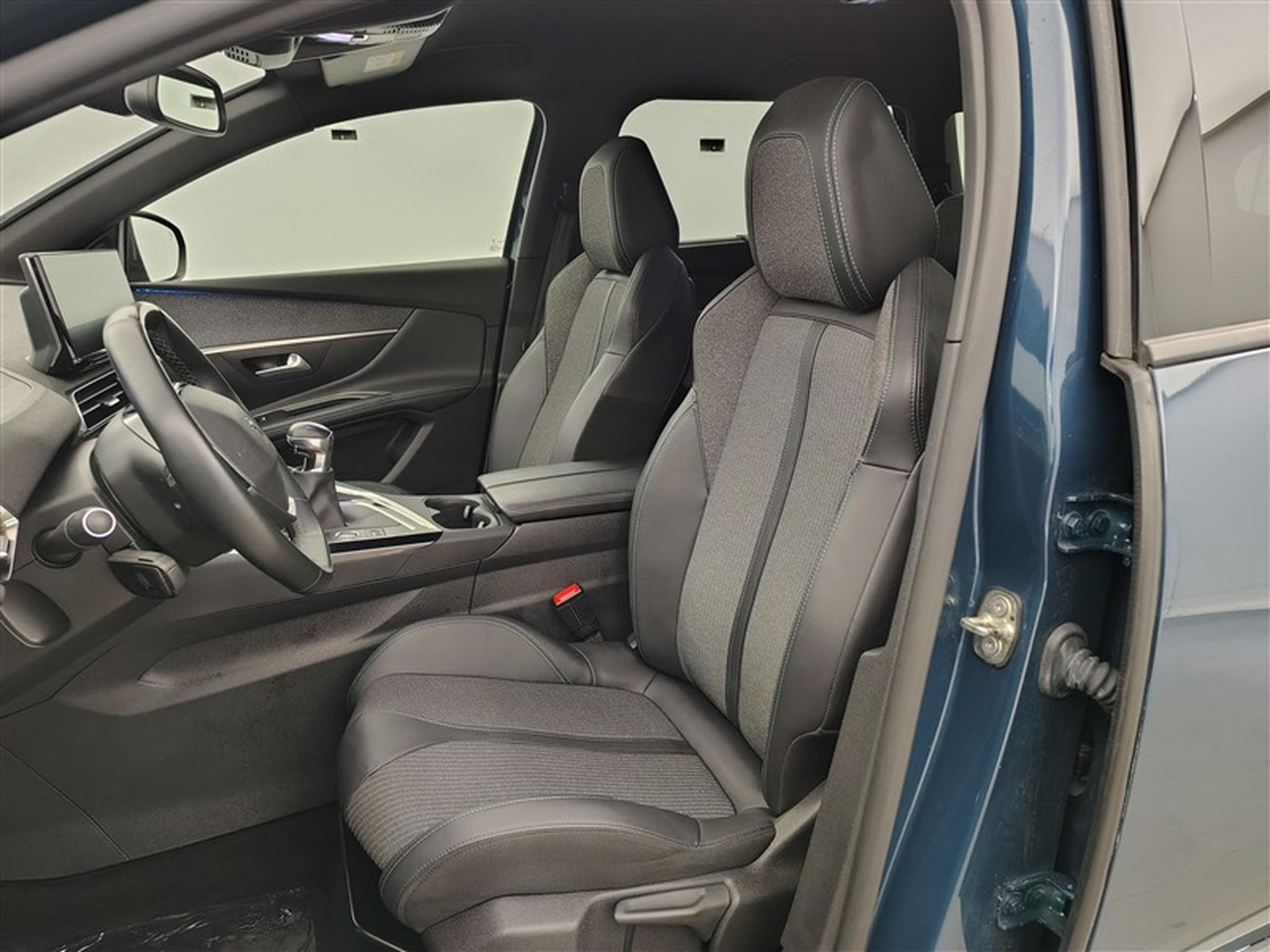 Peugeot 5008 1.2 PureTech Allure Pack 7PL NAVI / S-CUIR / FULL LED (2023) - Foto 7