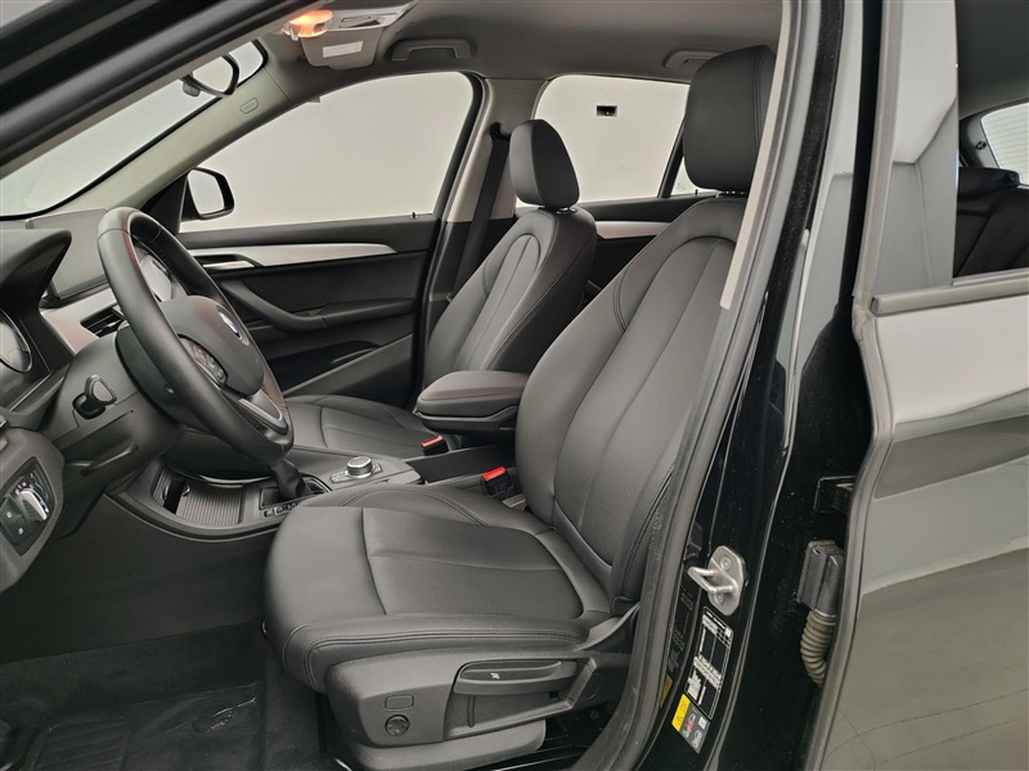 BMW X1 PHEV 1.5iA xDrive25e NAVI / FULL LED / CUIR / HUD (2022) - Foto 7