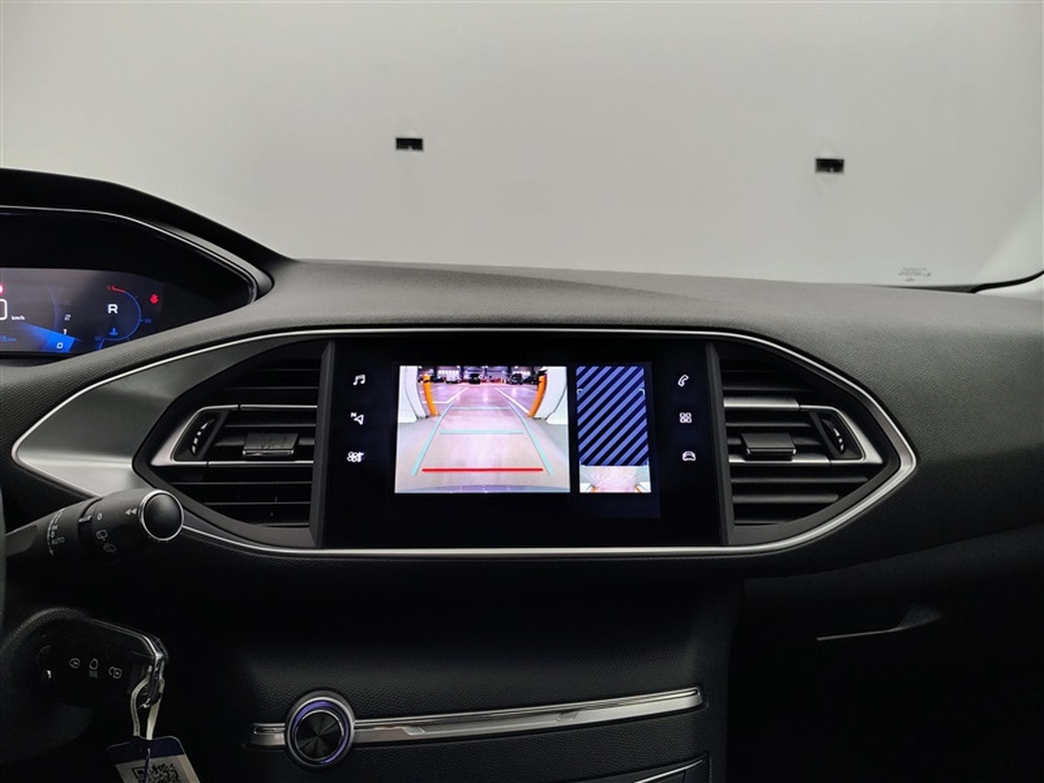 Peugeot 308 SW 1.5 BlueHDi Business Navi / PDC av+ar (2021) - Foto 18