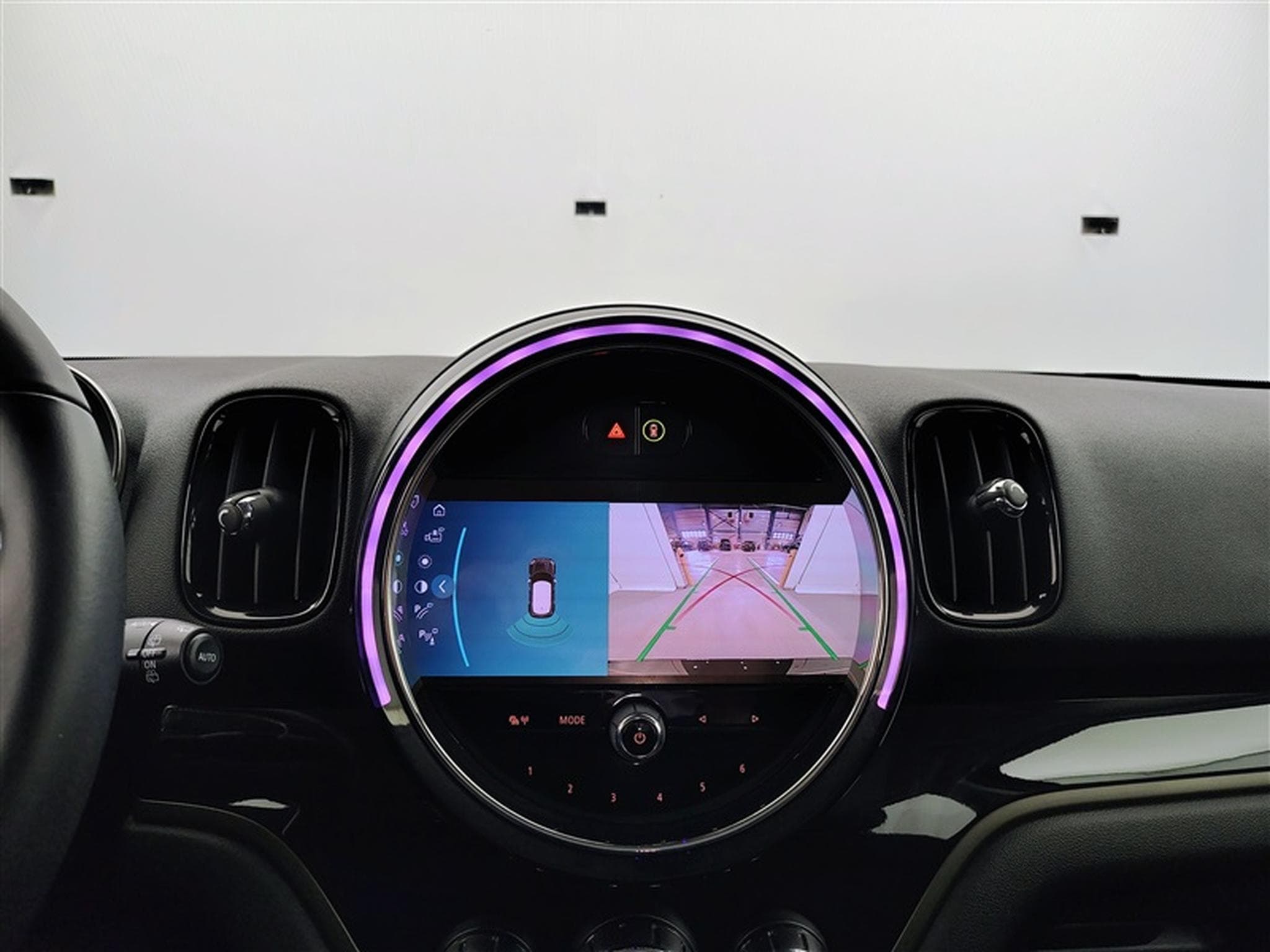 MINI Countryman SE All4 1.5A PHEV Cooper SE ALL4/NAVI/FULL LED/JA17/PDC (2023) - Photo 18