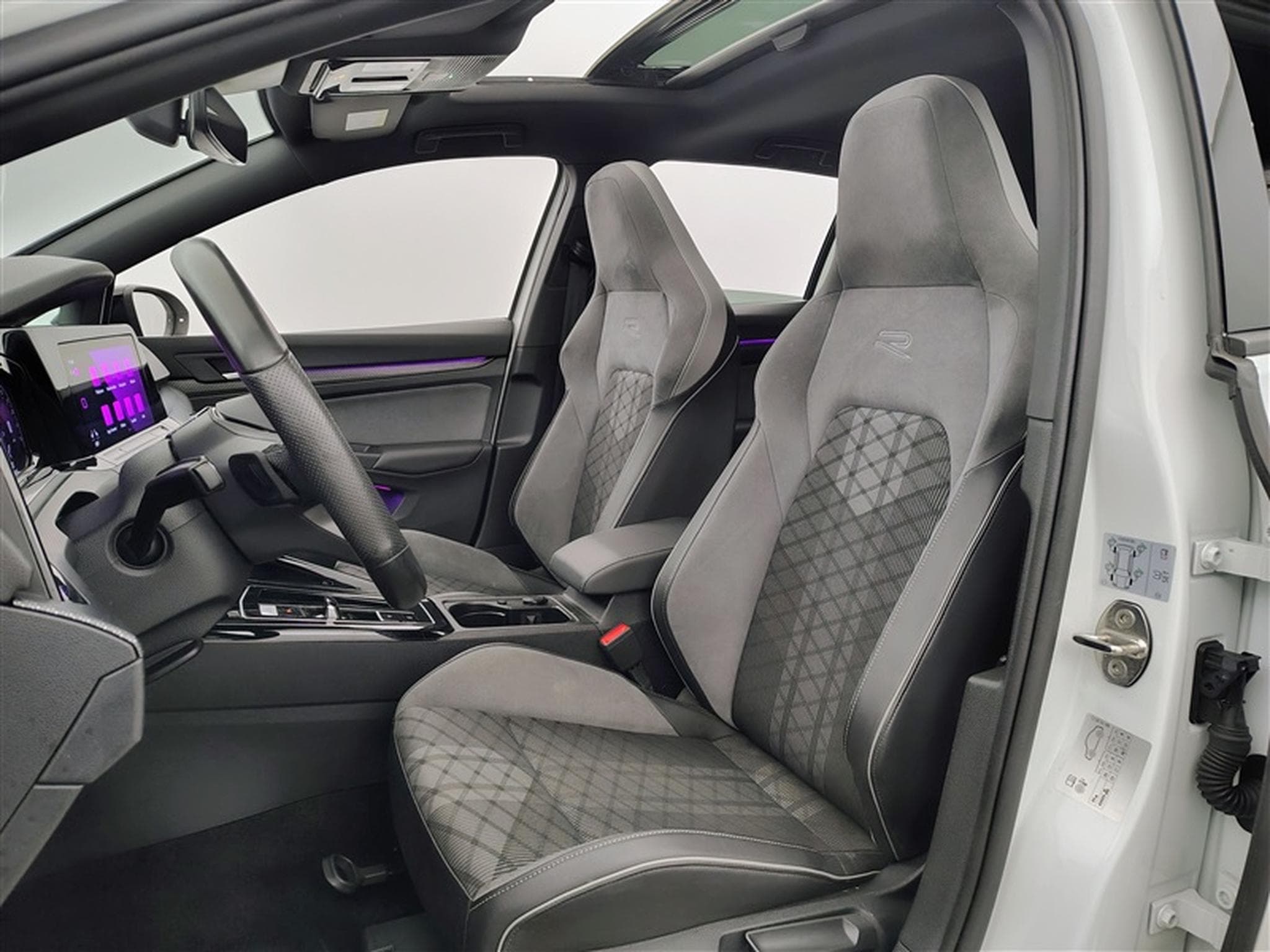 VW Golf 1.5 eTSI 150cv DSG R-Line NAVI / CAMERA / CARPLAY / TO PANO (2024) - Foto 7