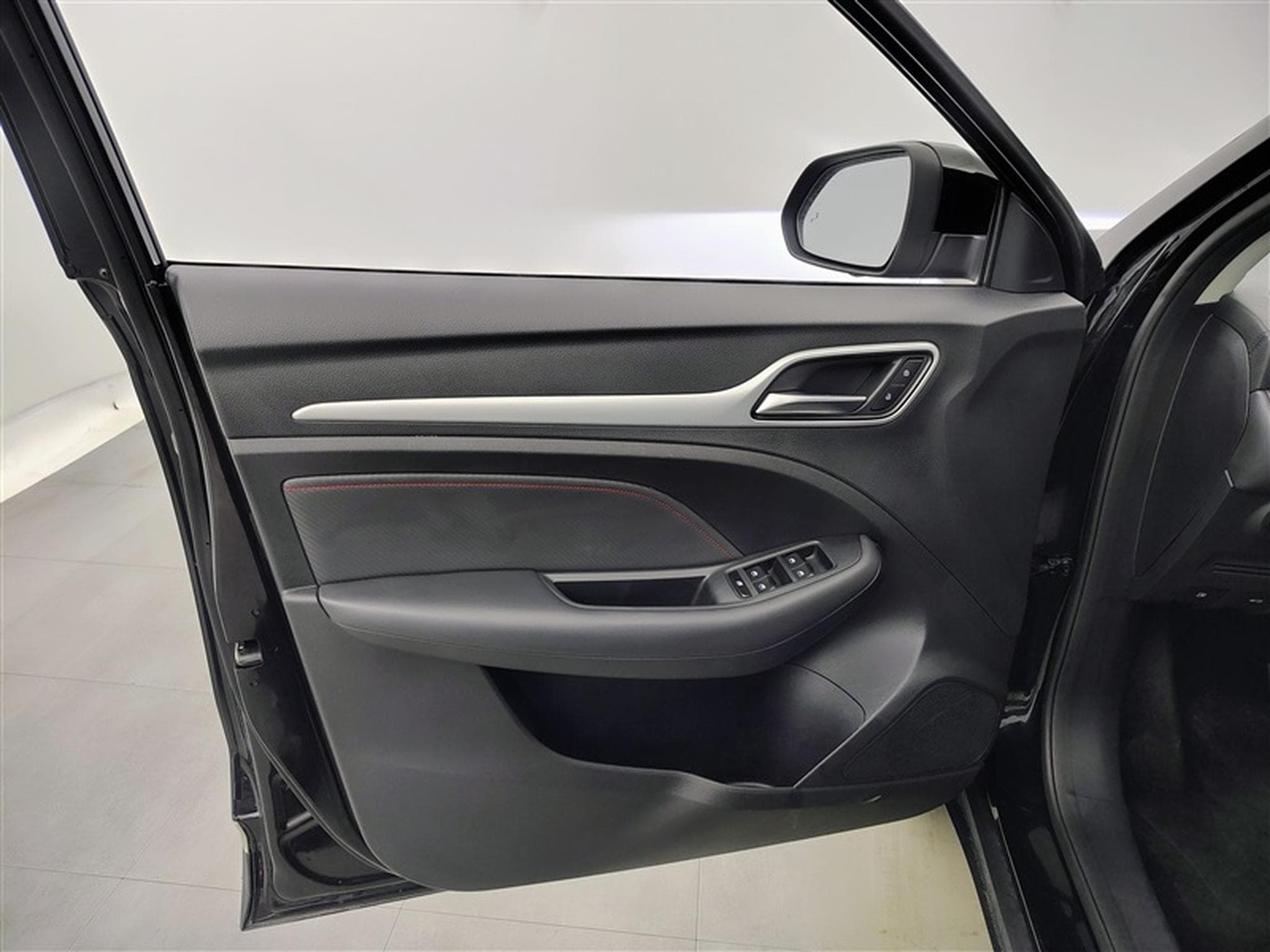 MG ZS 1.0 T-GDi 110cv AUTO Luxury NAVI / FULL LED / CUIR / CAMERA (2024) - Foto 17