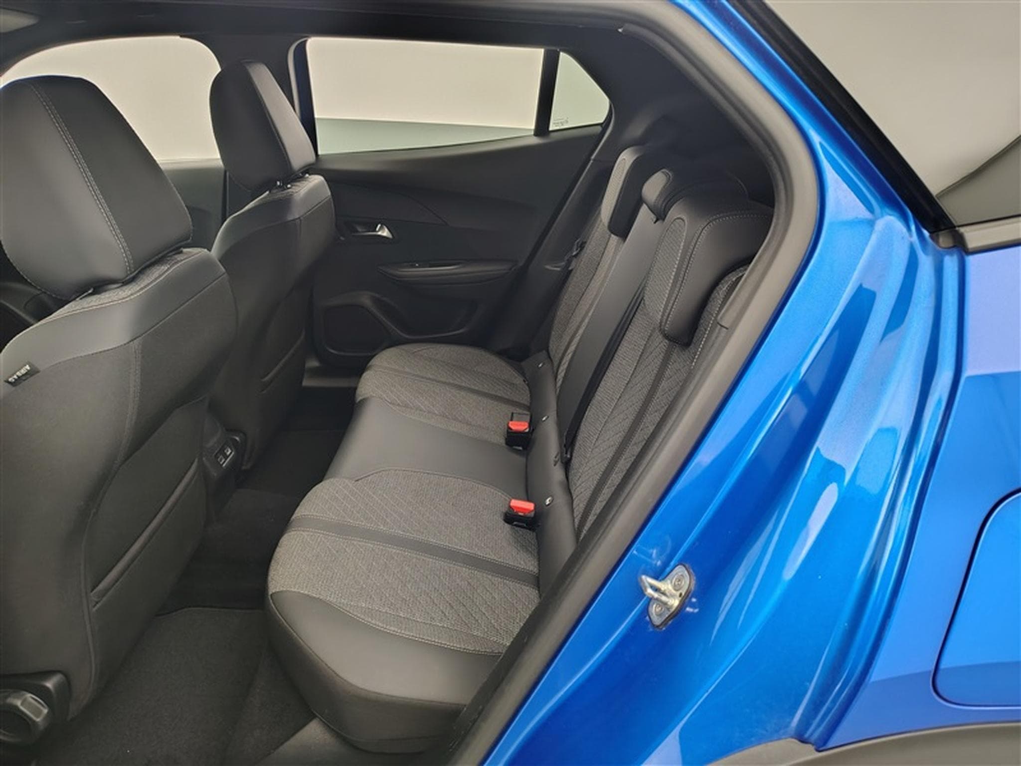 Peugeot 2008 1.2 PureTech Allure NAVI / FULL LED / CARPLAY / S-CUIR (2024) - Foto 13