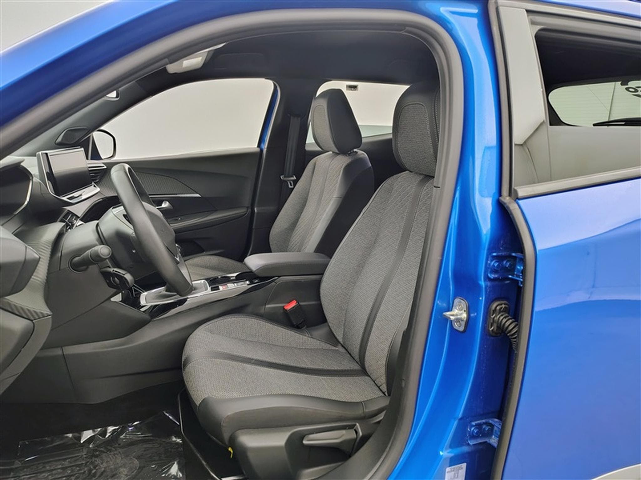 Peugeot 2008 1.2 PureTech Allure NAVI / FULL LED / CARPLAY / S-CUIR (2024) - Foto 7