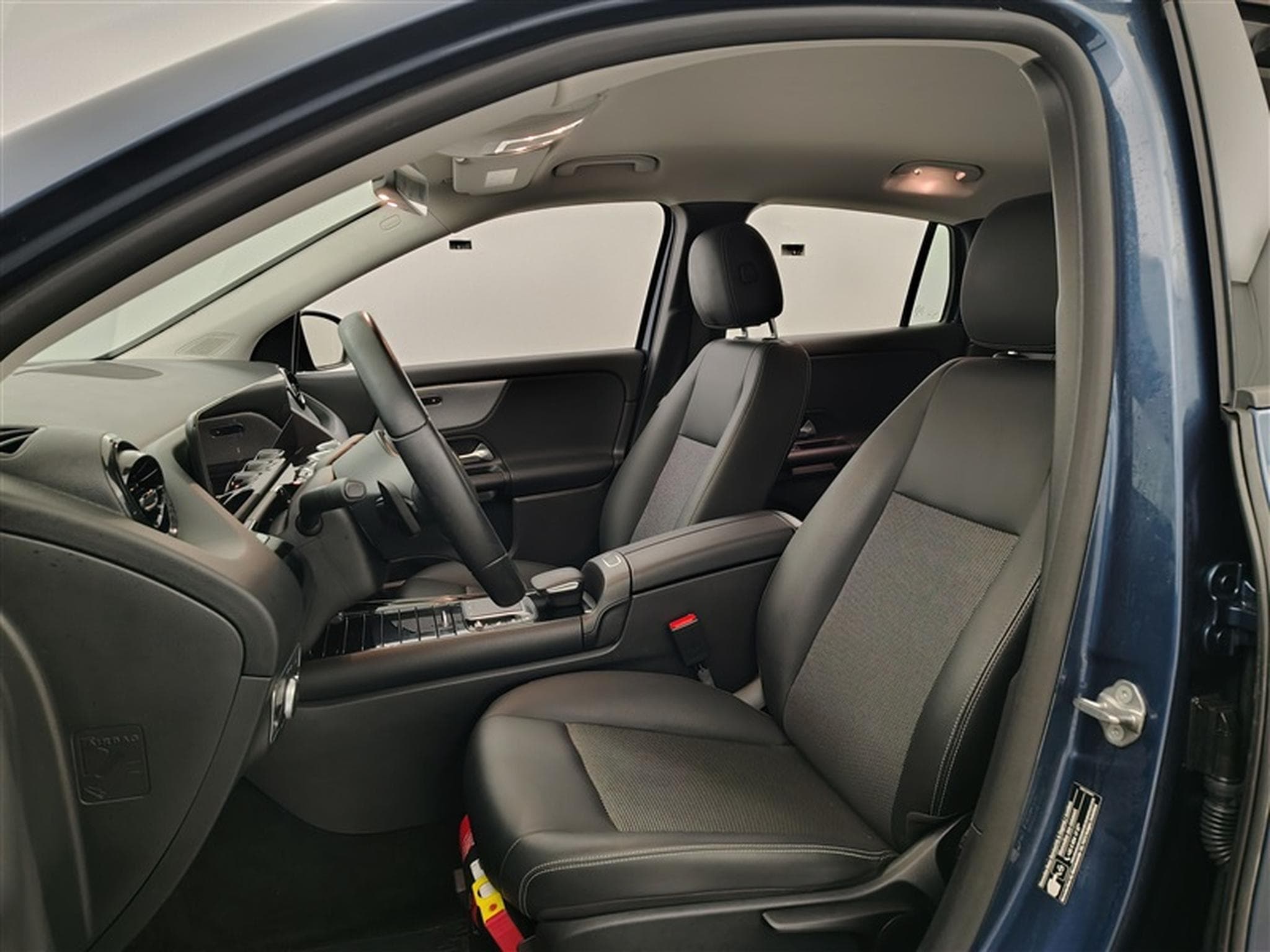 Mercedes GLA 180 180 d Business Line S-CUIR/NAVI/JA17/PDC (2022) - Foto 7