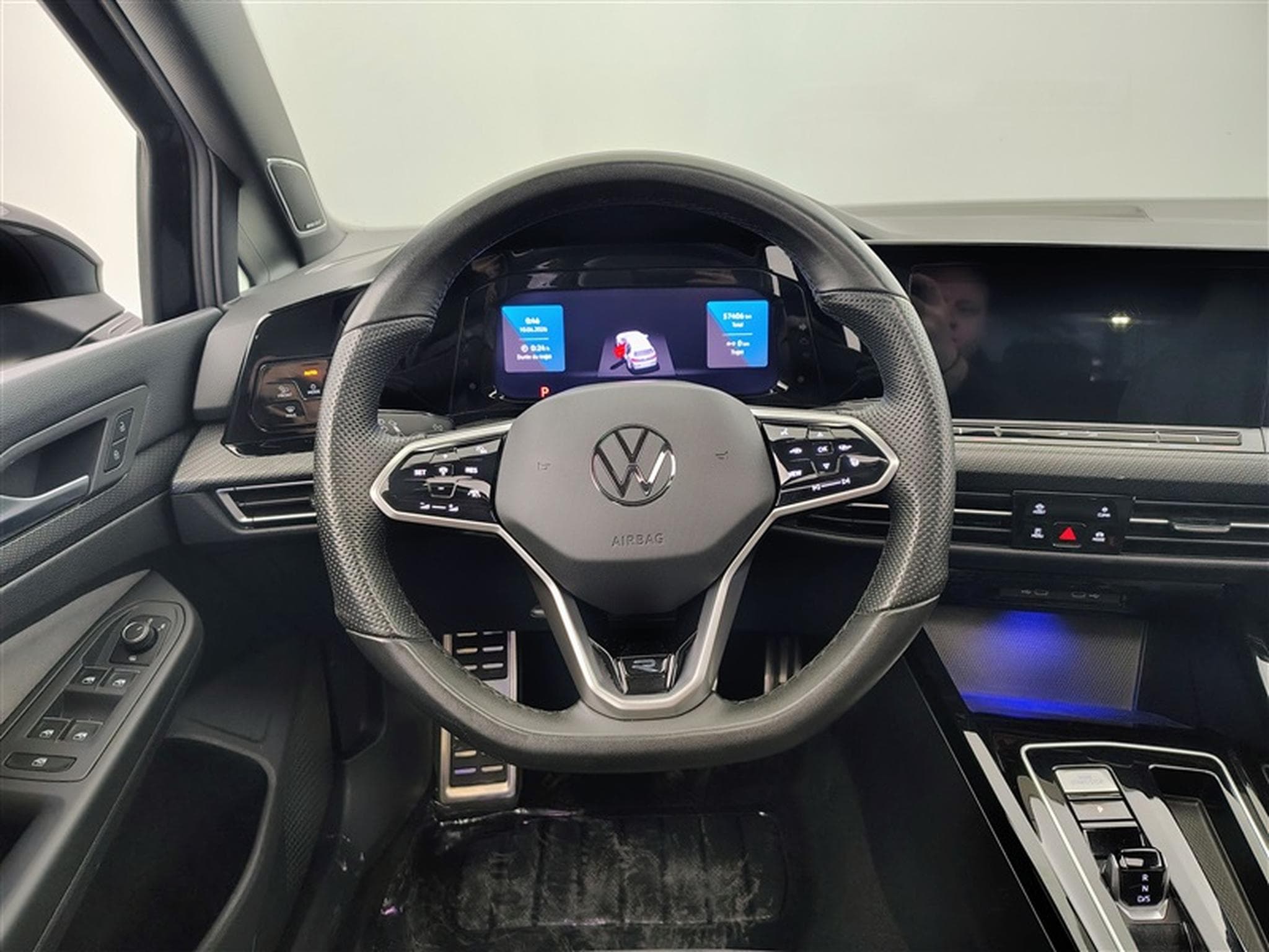 VW Golf 1.5 eTSI 150cv DSG R-Line NAVI / FULL LED / TOIT PANO / CAM (2024) - Photo 9
