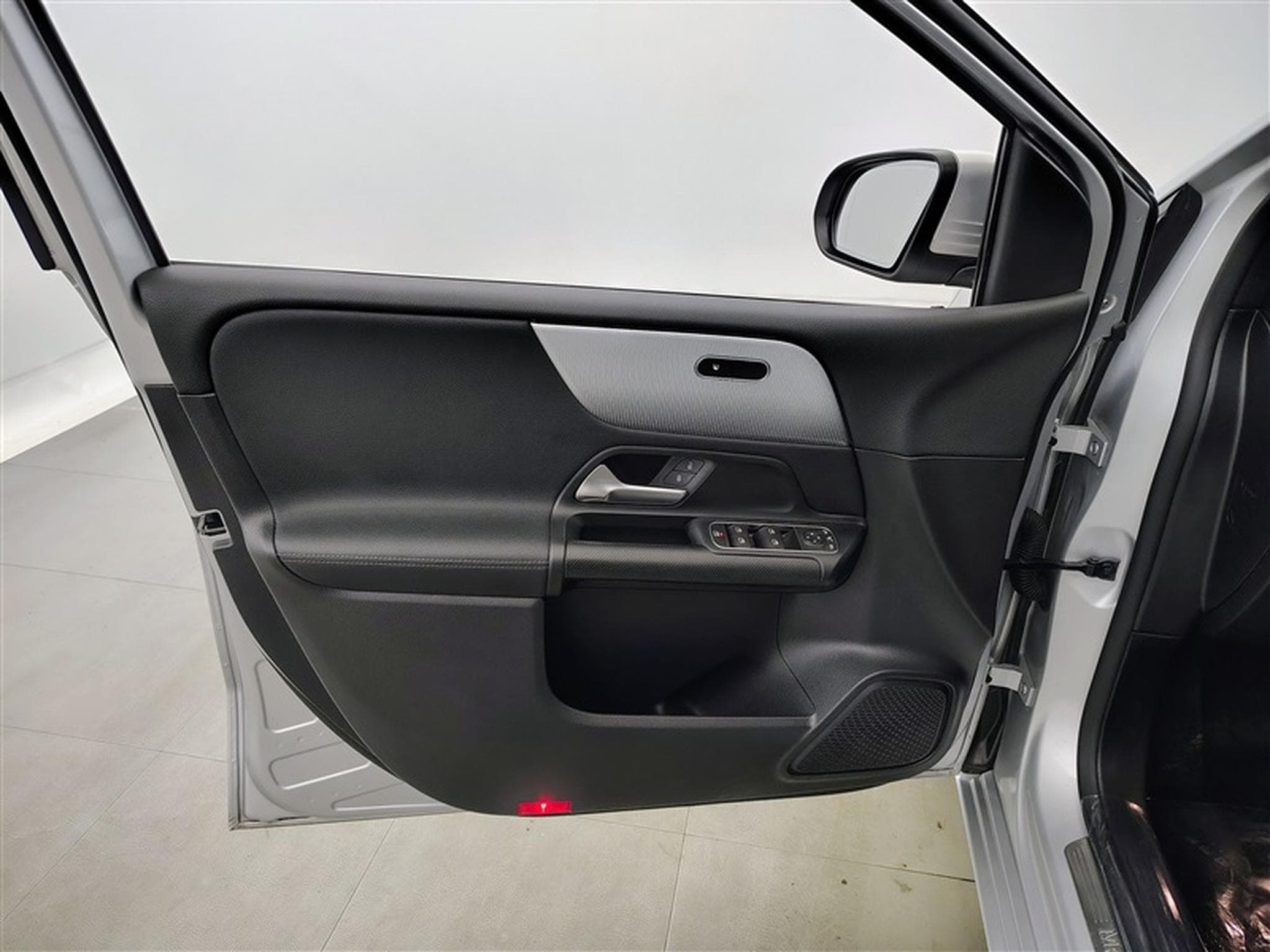 Mercedes B 180 Business Line CAM/CARPLAY/Attache rem (2023) - Photo 17