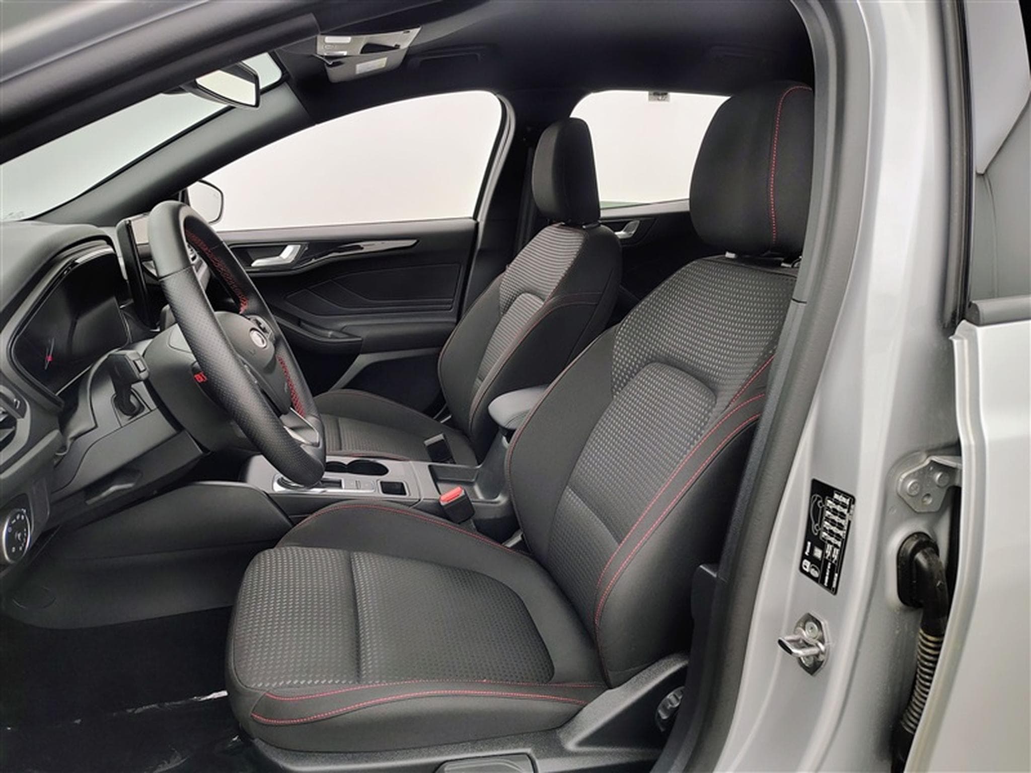 Ford Focus SW 1.5 EcoBlue 115cv PowerShift ST-Line NAVI / FULL LED (2025) - Foto 7