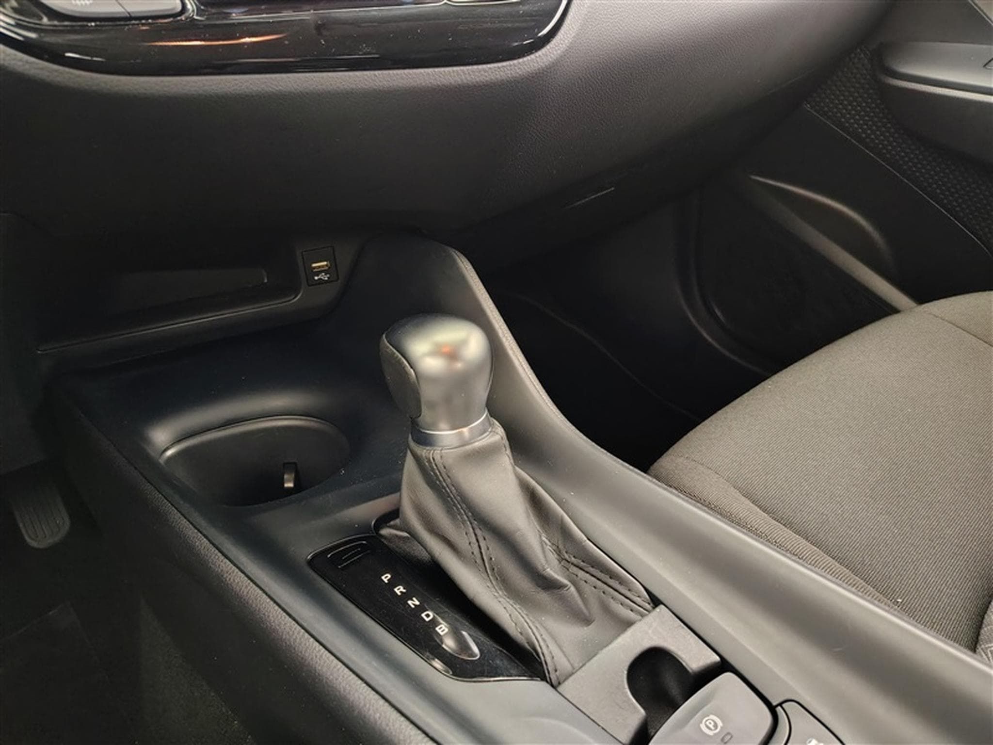 Toyota C-HR Hybrid 1.8i VVT-i CVT Edition CARPLAY / FULL LED (2023) - Foto 12