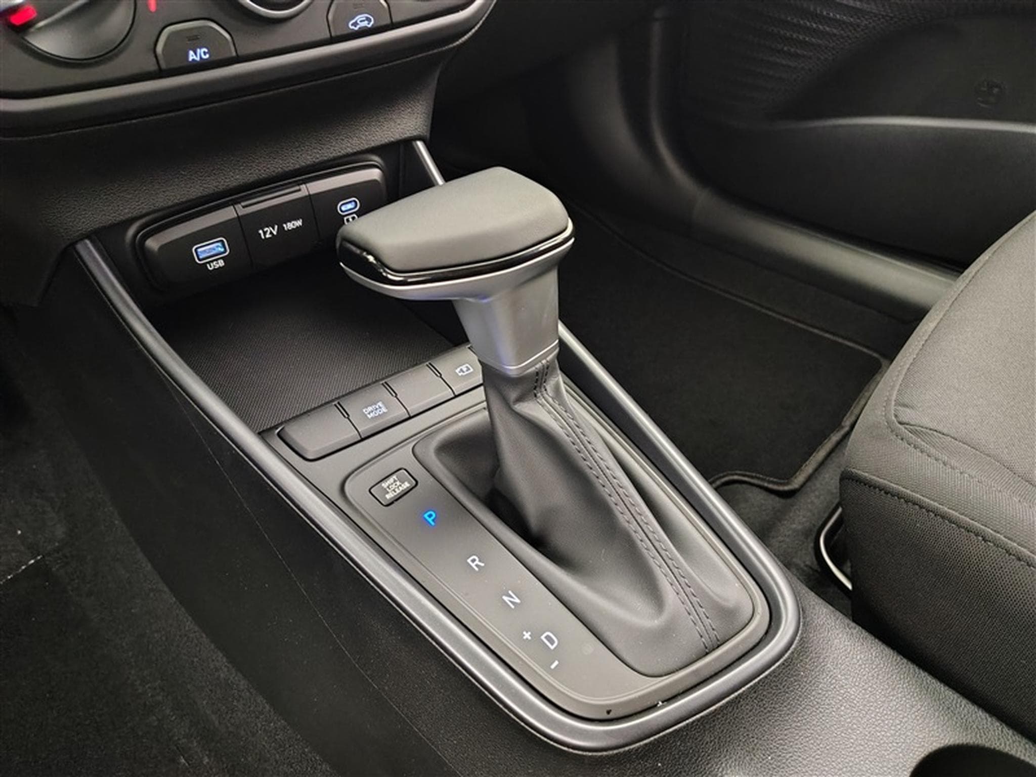 Hyundai i20 1.0 T-GDi 90Cv DCT ConnectLine NAVI / CARPLAY / CAMERA (2026) - Photo 12