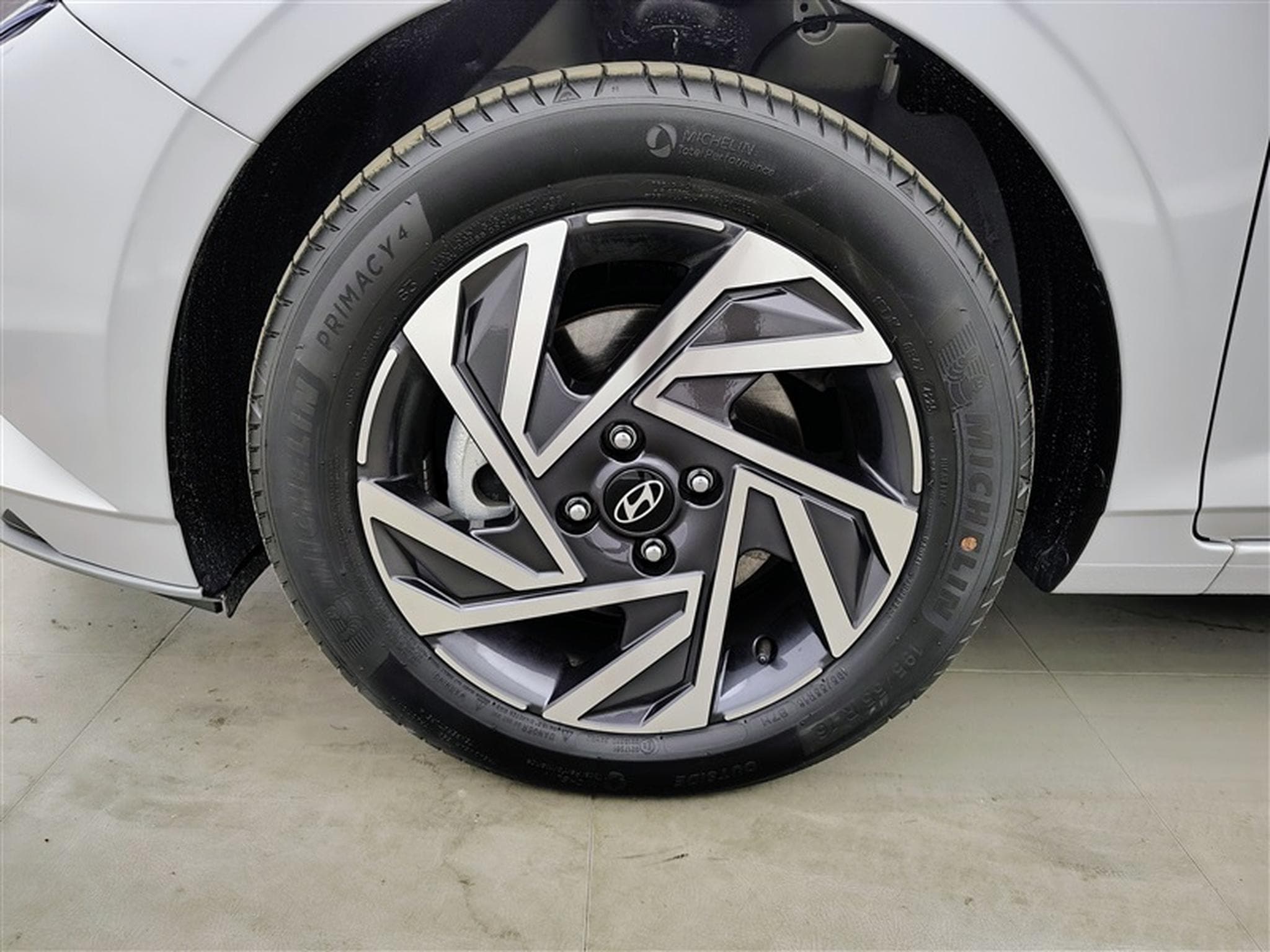 Hyundai i20 1.0 T-GDi 90Cv DCT ConnectLine NAVI / CARPLAY / CAMERA (2026) - Photo 6