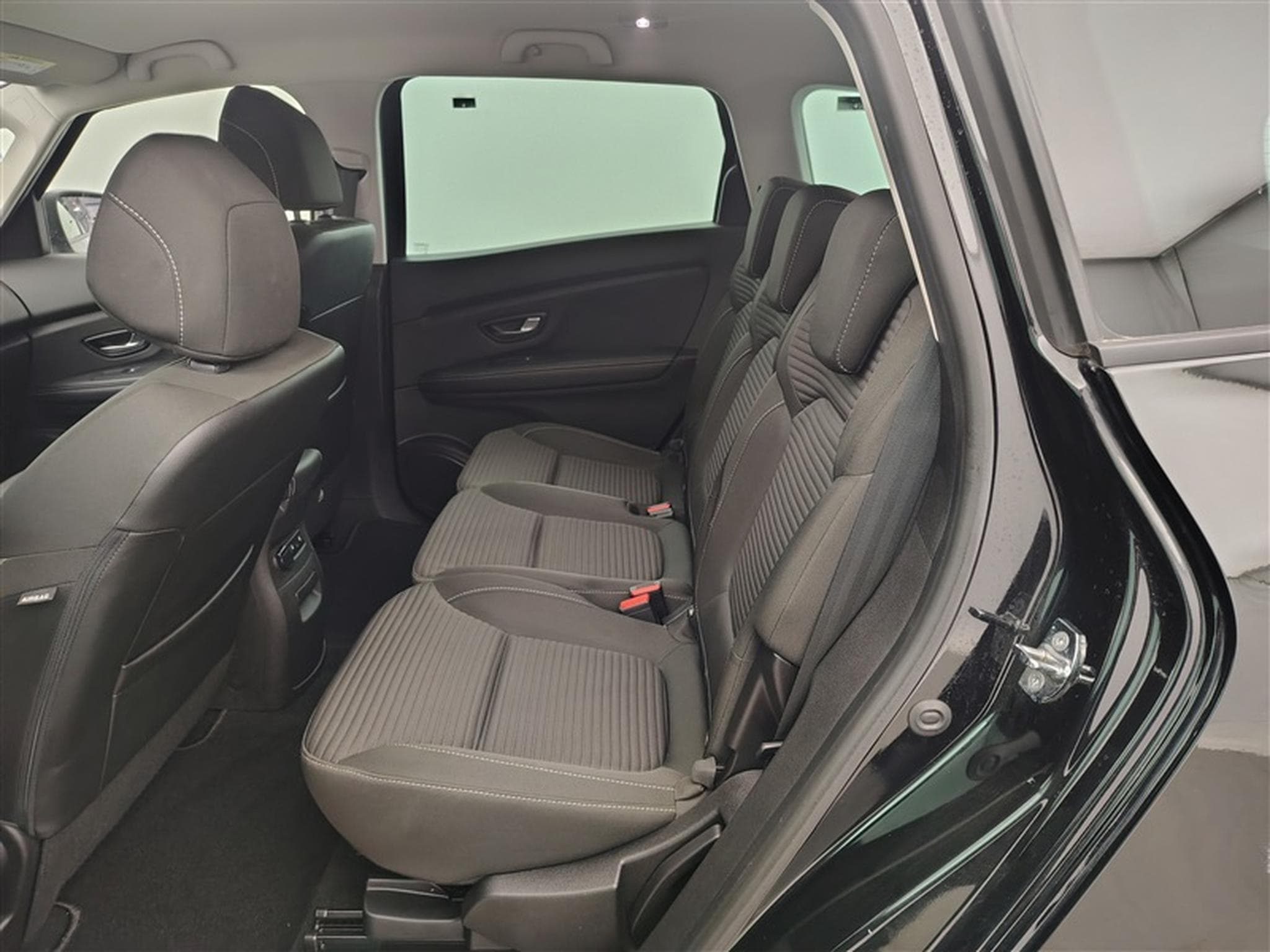 Renault Scenic 1.3 TCE 140 Equilibre 7Pl   Navi / Led / PDC (2023) - Foto 13