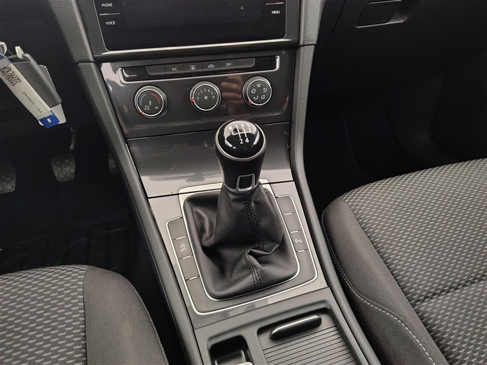 VW Golf 1.0 TSI Comfortline OPF CARPLAY/PDC AV-AR (2019) - Foto 12