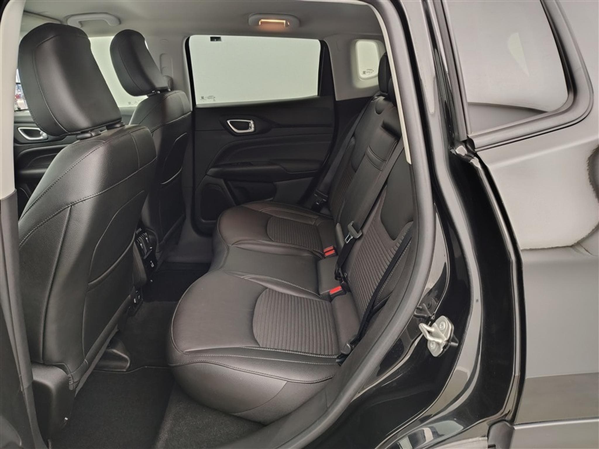Jeep Compass Black edition **CUIR/NAVI/FULL LED/CARPLAY** (2022) - Foto 13