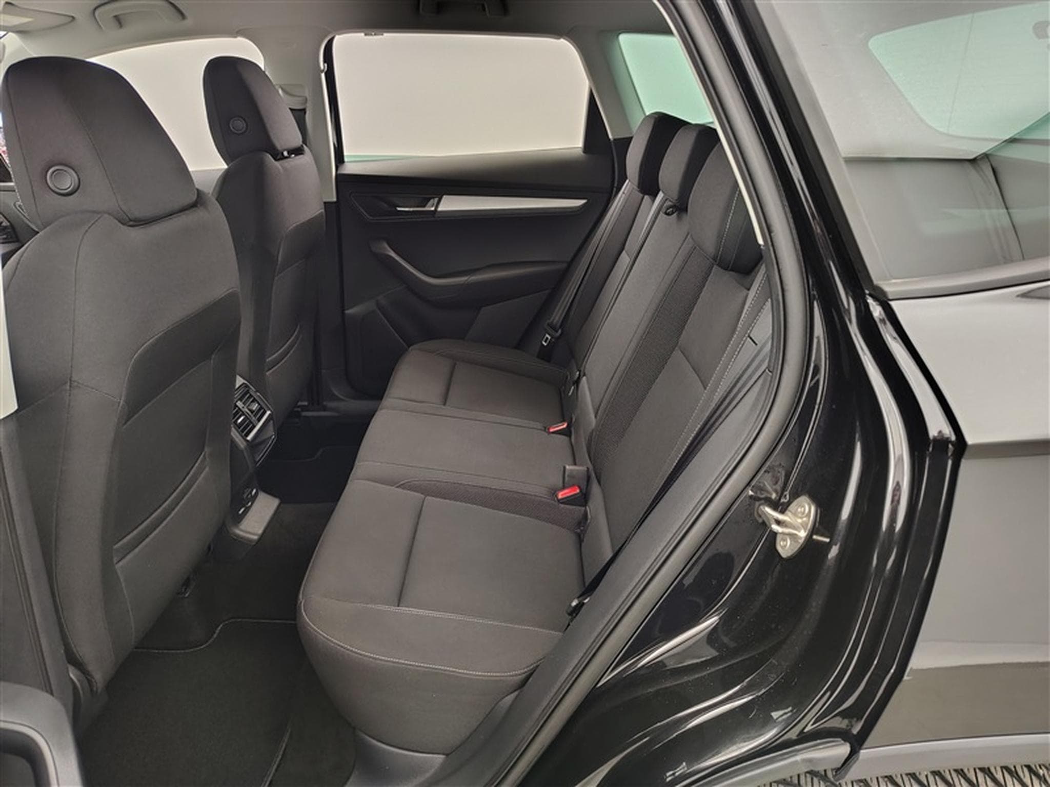 Skoda Karoq 1.0 TSI 115Cv Executive NAVI / CAMERA / CARPLAY / PDC (2025) - Foto 13