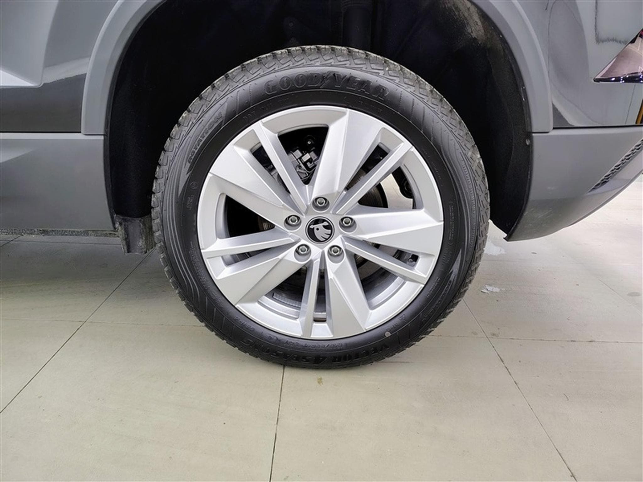 Skoda Karoq 1.0 TSI 115Cv Executive NAVI / CAMERA / CARPLAY / PDC (2025) - Foto 6
