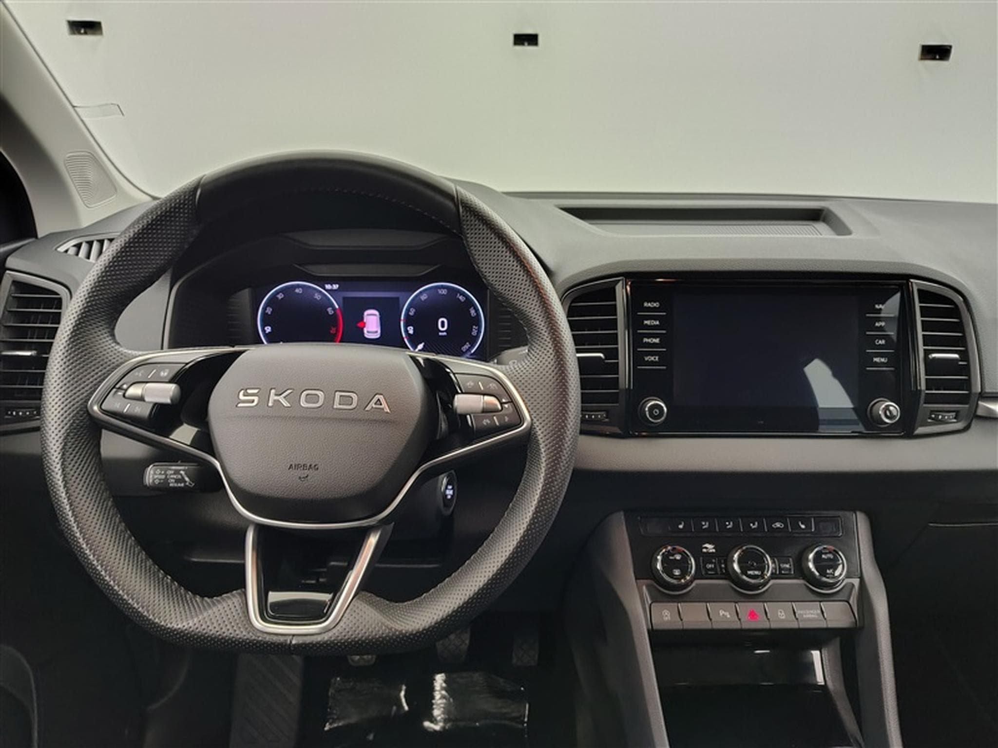 Skoda Karoq 1.0 TSI 115Cv Executive NAVI / CAMERA / CARPLAY / PDC (2025) - Foto 9
