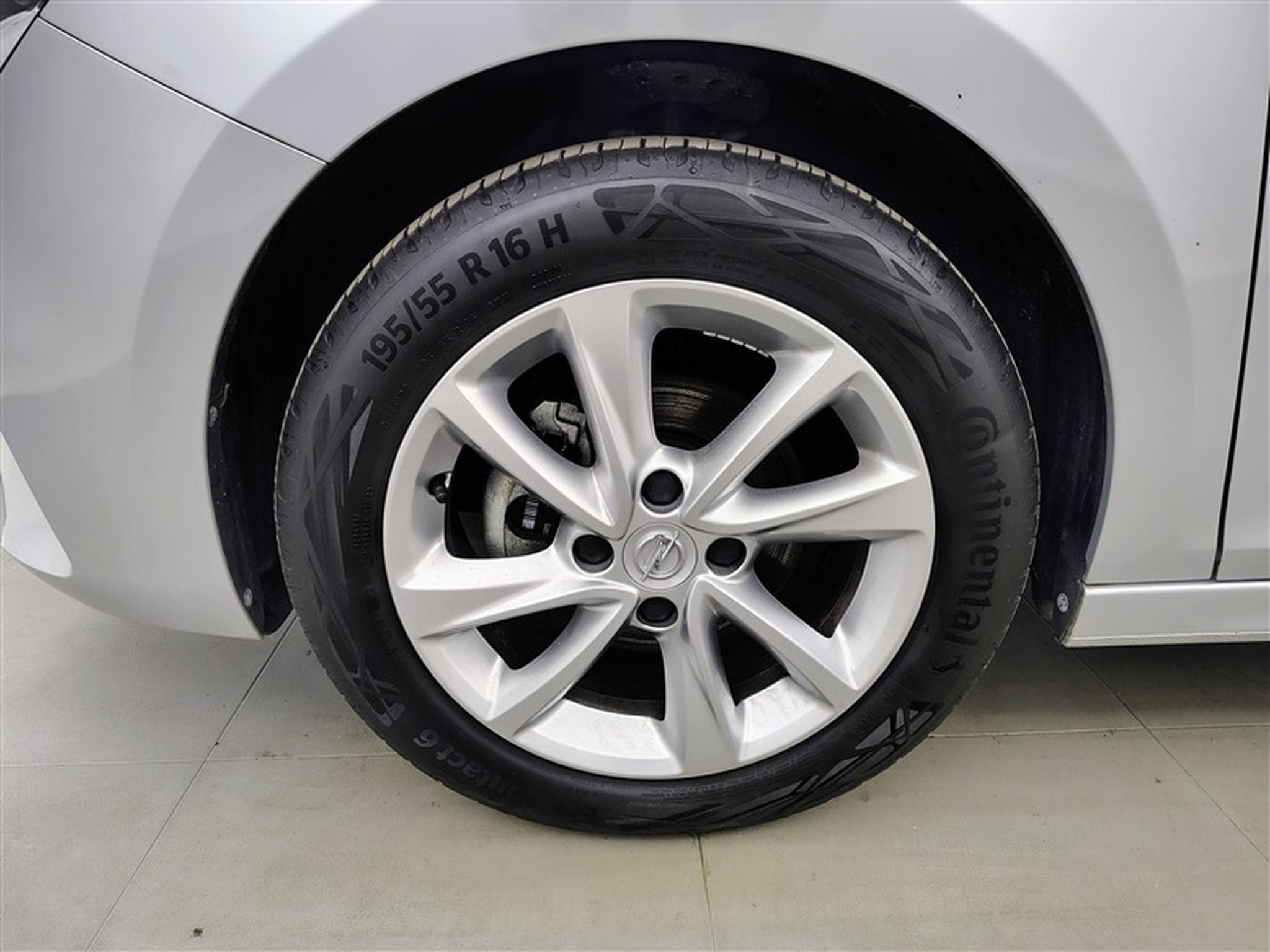 Opel Corsa 1.2i Elegance NAVI / FULL LED / PDC (2023) - Foto 6