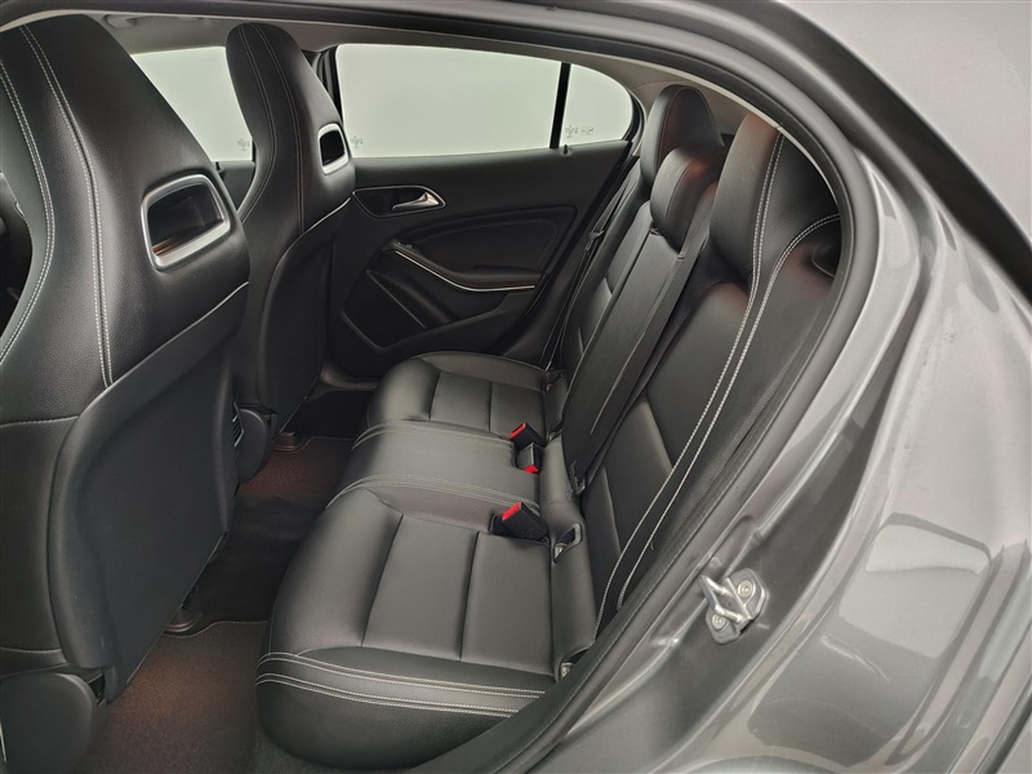 Mercedes GLA 180 GLA 180  *NAVI/CUIR/FULL LED/PDC AV-AR/S.CHAUFF* (2019) - Photo 13