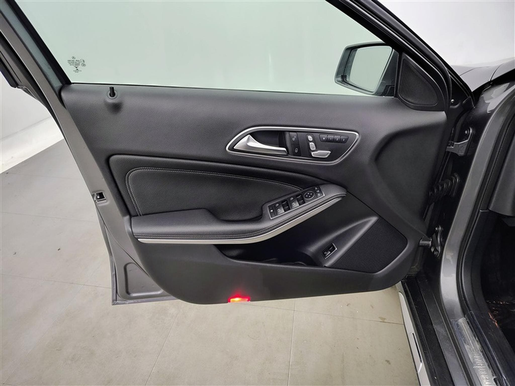 Mercedes GLA 180 GLA 180  *NAVI/CUIR/FULL LED/PDC AV-AR/S.CHAUFF* (2019) - Photo 17