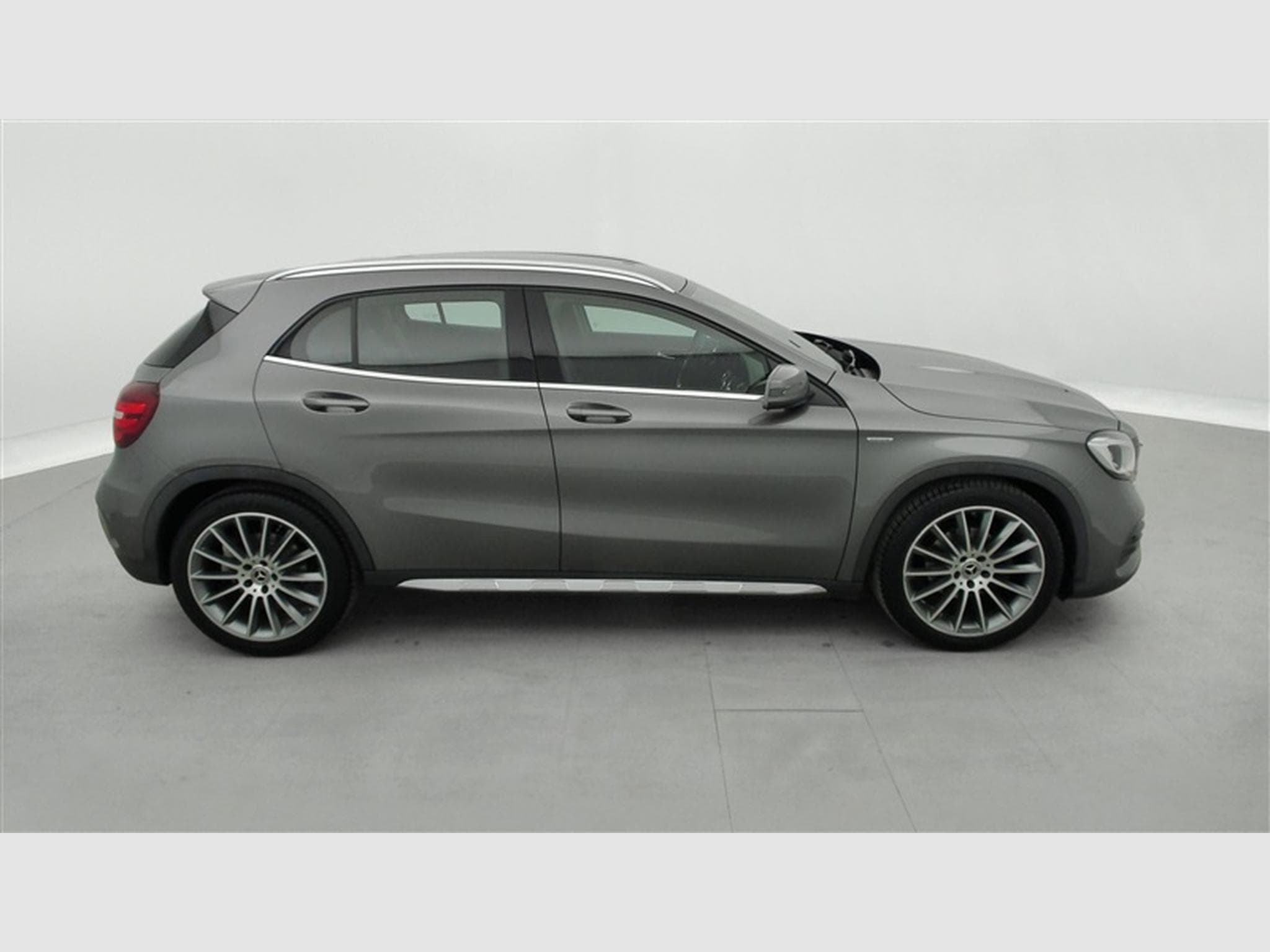 Mercedes GLA 180 GLA 180  *NAVI/CUIR/FULL LED/PDC AV-AR/S.CHAUFF* (2019) - Photo 25