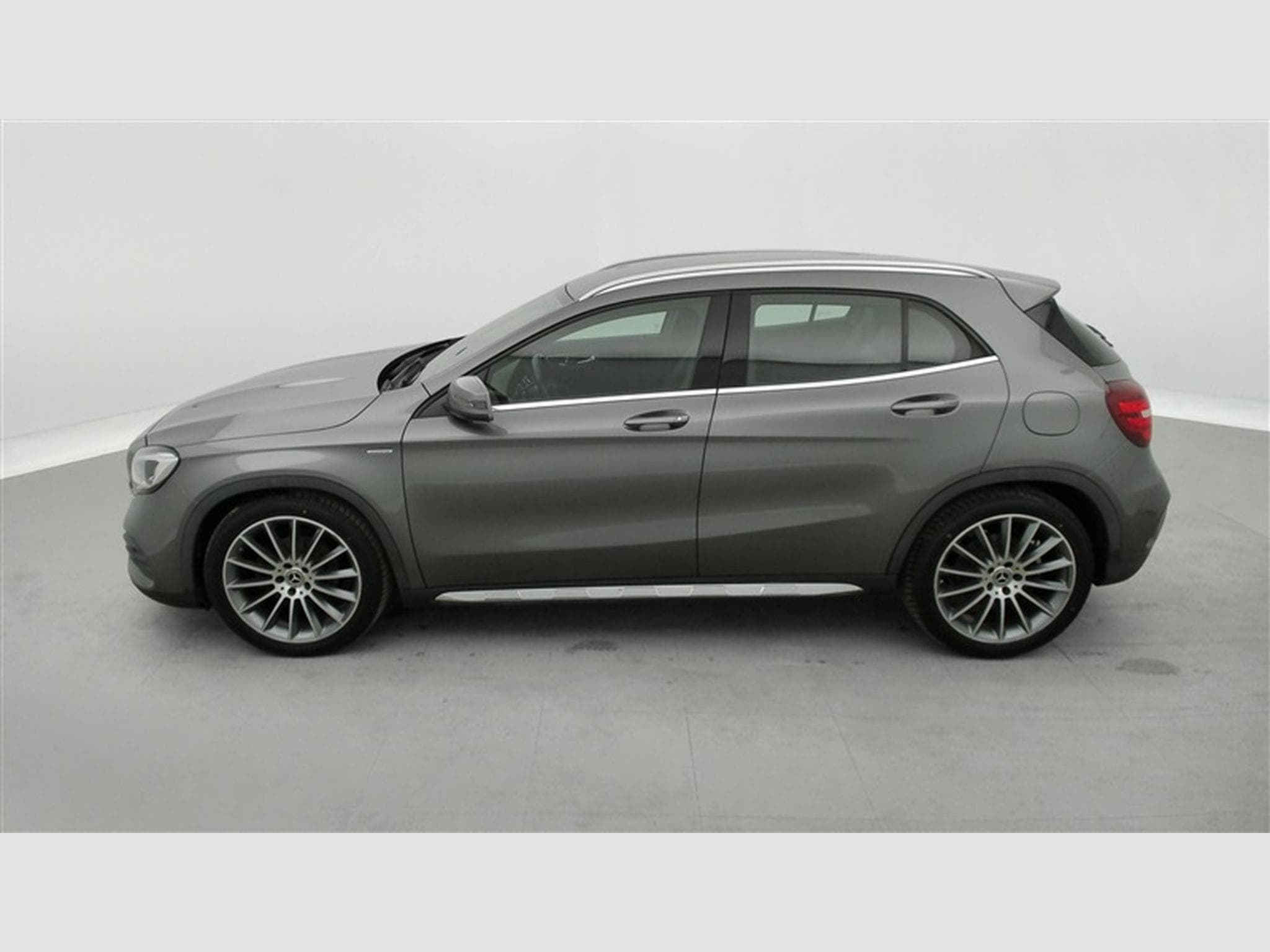 Mercedes GLA 180 GLA 180  *NAVI/CUIR/FULL LED/PDC AV-AR/S.CHAUFF* (2019) - Photo 3