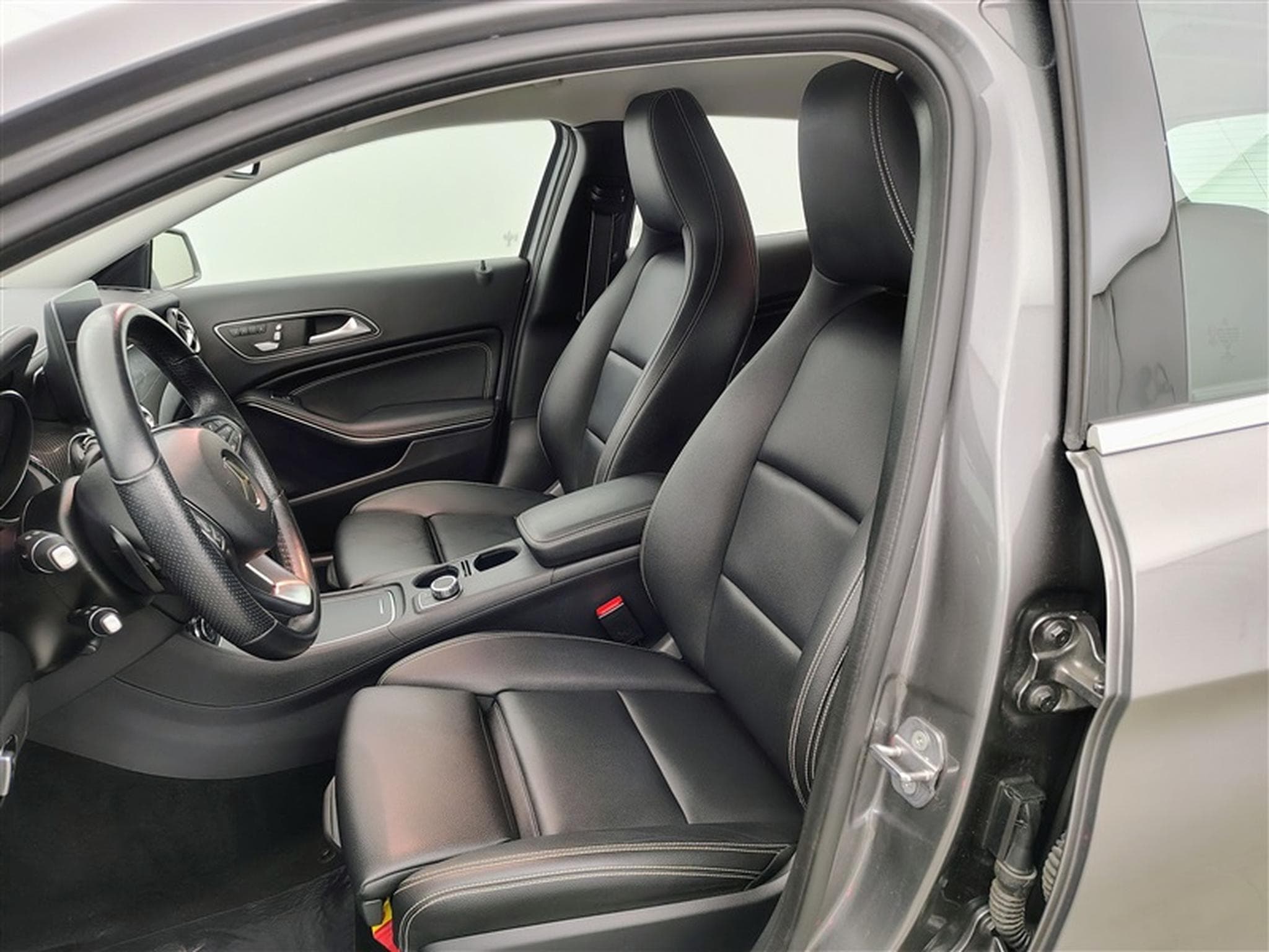 Mercedes GLA 180 GLA 180  *NAVI/CUIR/FULL LED/PDC AV-AR/S.CHAUFF* (2019) - Photo 7
