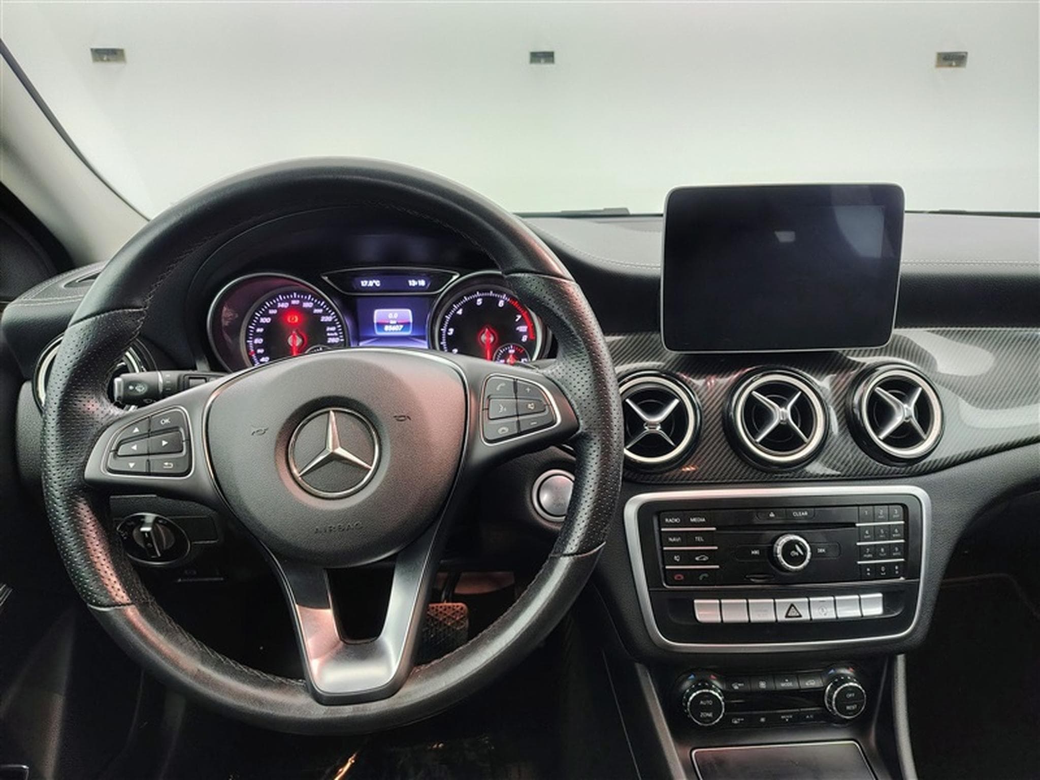 Mercedes GLA 180 GLA 180  *NAVI/CUIR/FULL LED/PDC AV-AR/S.CHAUFF* (2019) - Photo 9