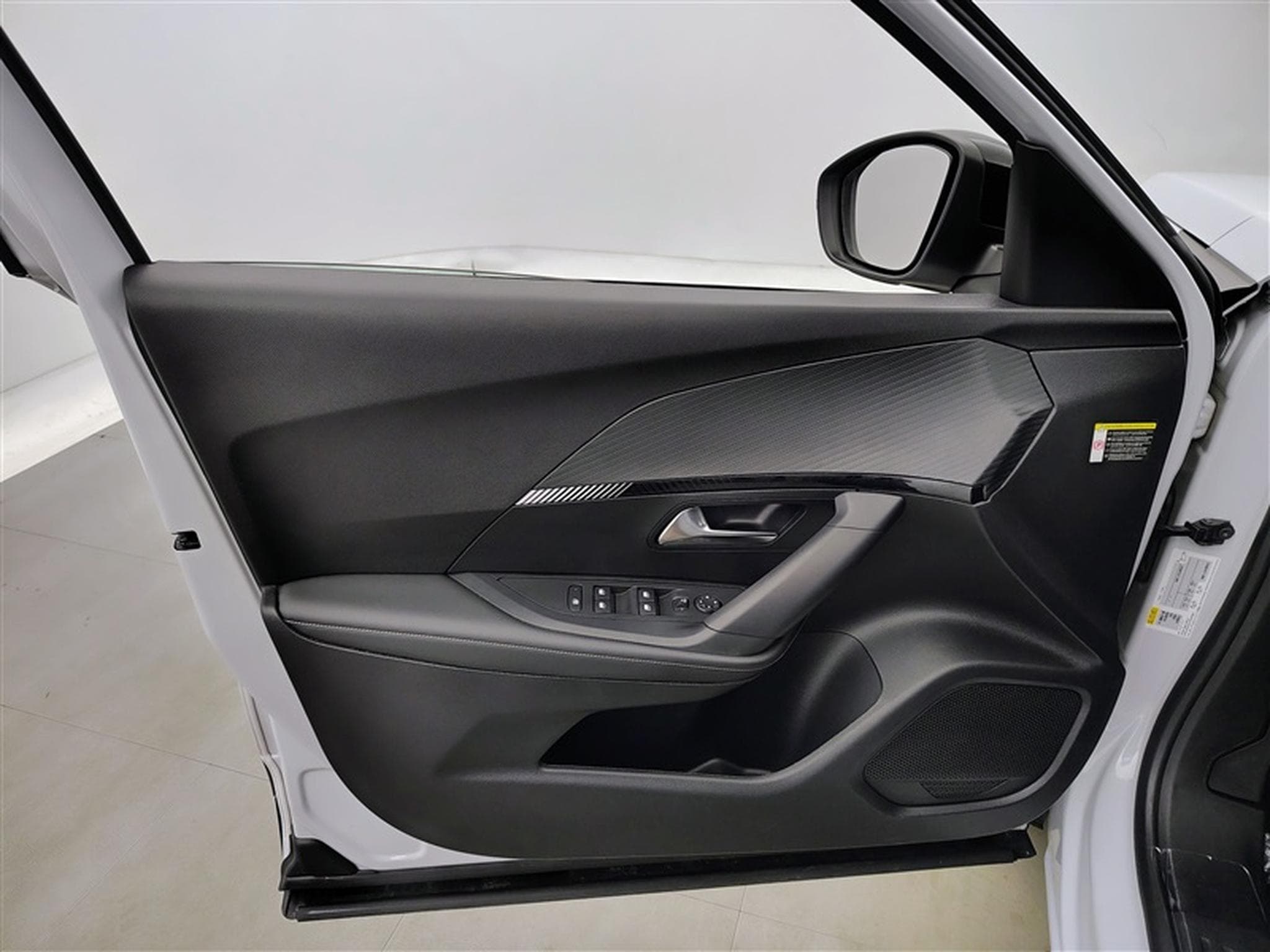 Peugeot 2008 1.2 PureTech Allure NAVI / FULL LED / CARPLAY / S-CUIR (2024) - Photo 16