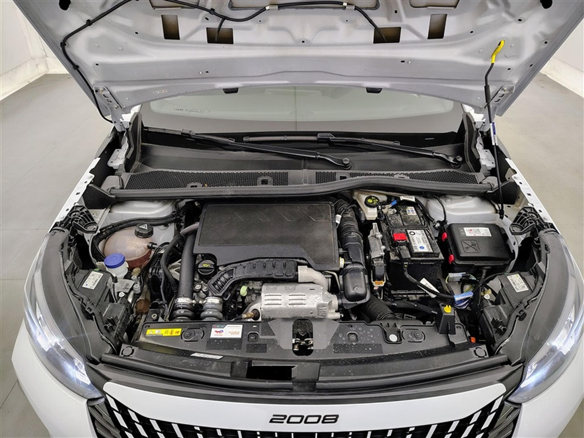 Peugeot 2008 1.2 PureTech Allure NAVI / FULL LED / CARPLAY / S-CUIR (2024) - Photo 18