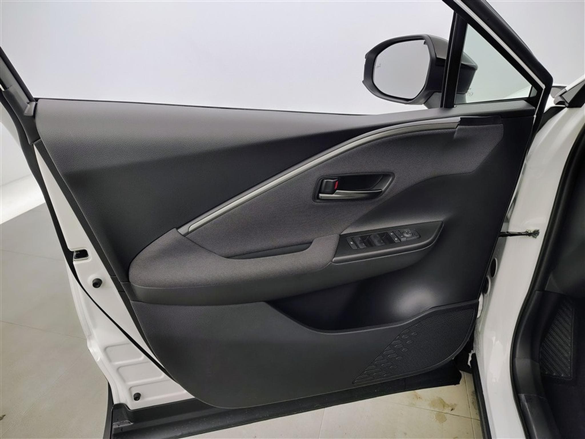Toyota C-HR 1.8i VVT-i Hybrid Comfort CARPLAY / CAMERA / FULL LED (2026) - Photo 17