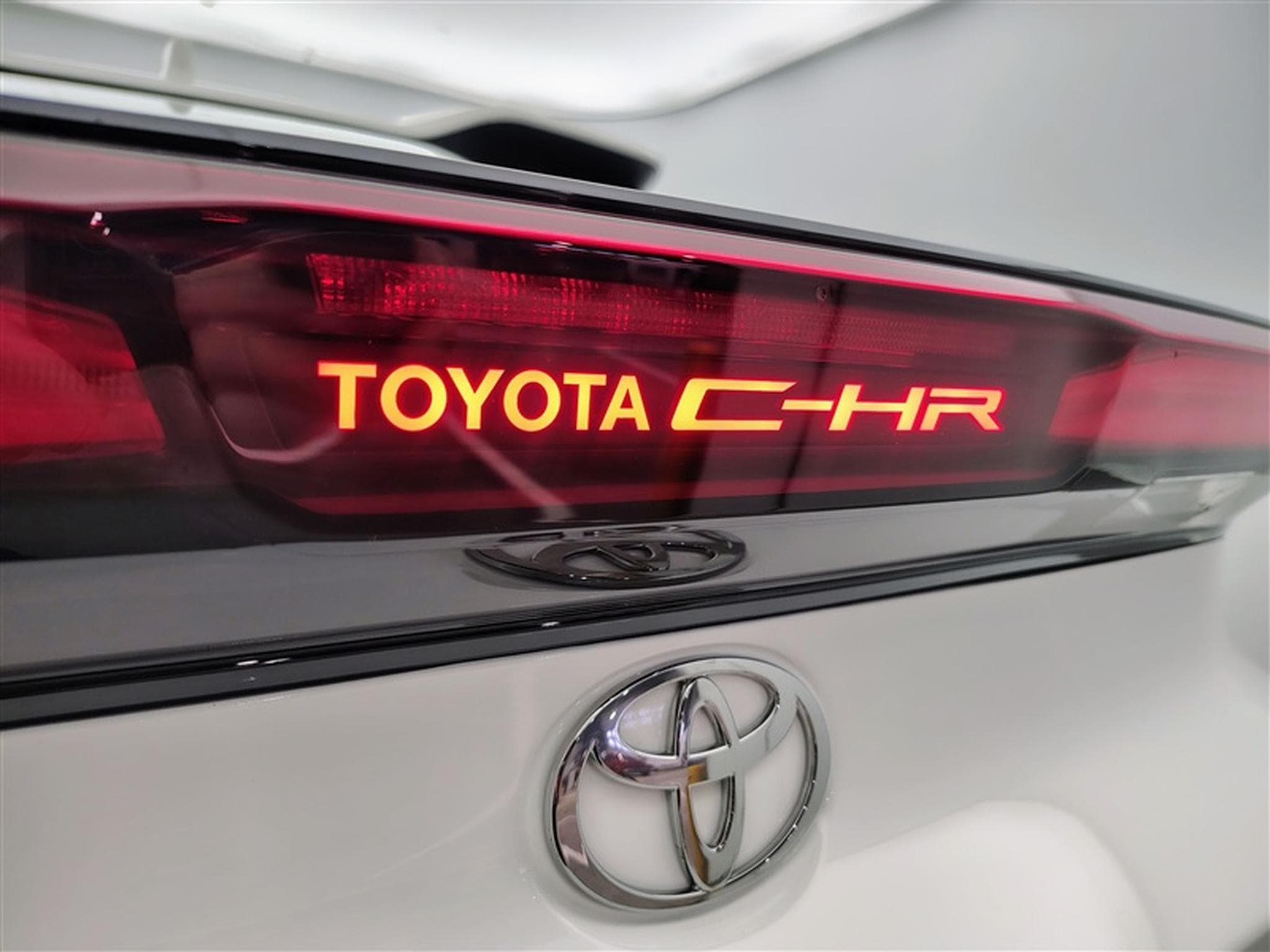 Toyota C-HR 1.8i VVT-i Hybrid Comfort CARPLAY / CAMERA / FULL LED (2026) - Photo 19