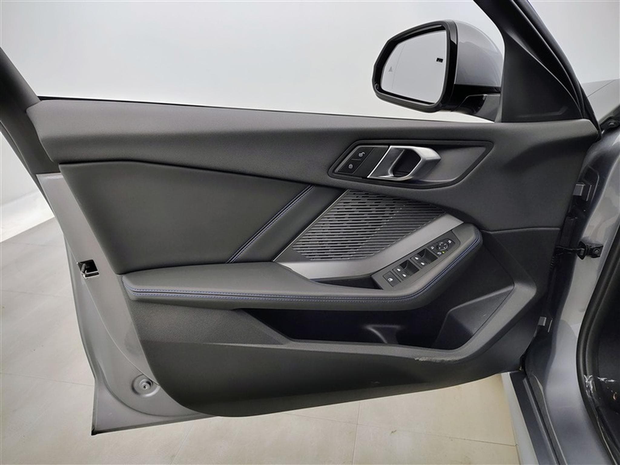 BMW 120 120iA Pack M NAVI / FULL LED / PANO / CAMERA / JA 18" (2025) - Photo 16