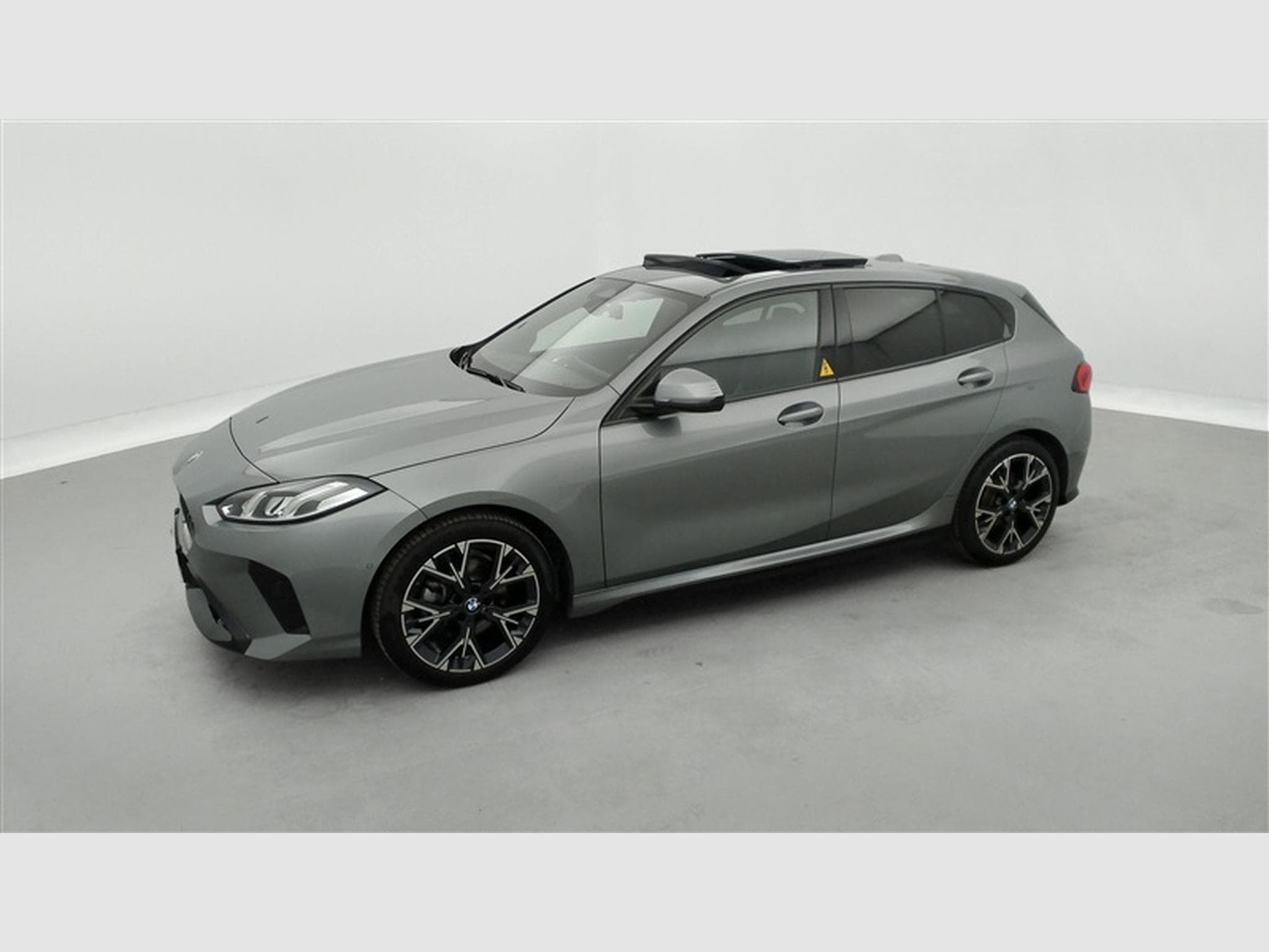 BMW 120 120iA Pack M NAVI / FULL LED / PANO / CAMERA / JA 18" (2025) - Photo 21