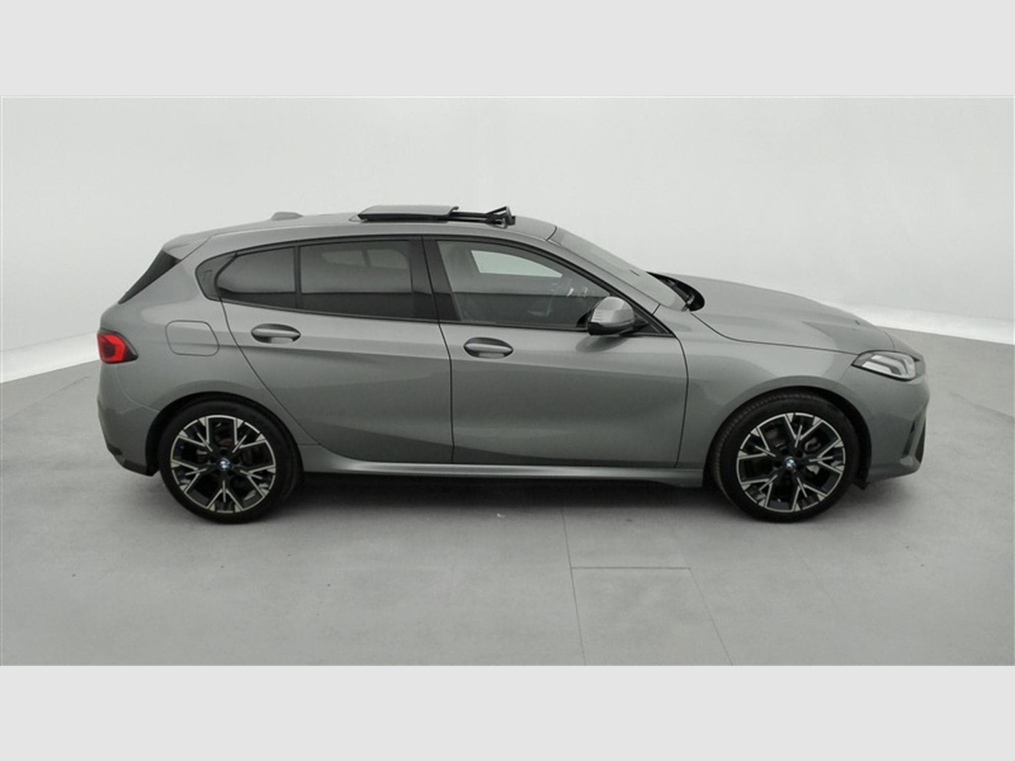 BMW 120 120iA Pack M NAVI / FULL LED / PANO / CAMERA / JA 18" (2025) - Photo 24