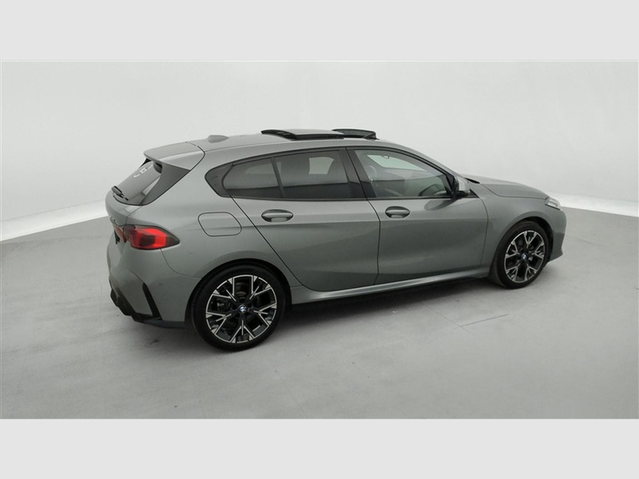BMW 120 120iA Pack M NAVI / FULL LED / PANO / CAMERA / JA 18" (2025) - Photo 25