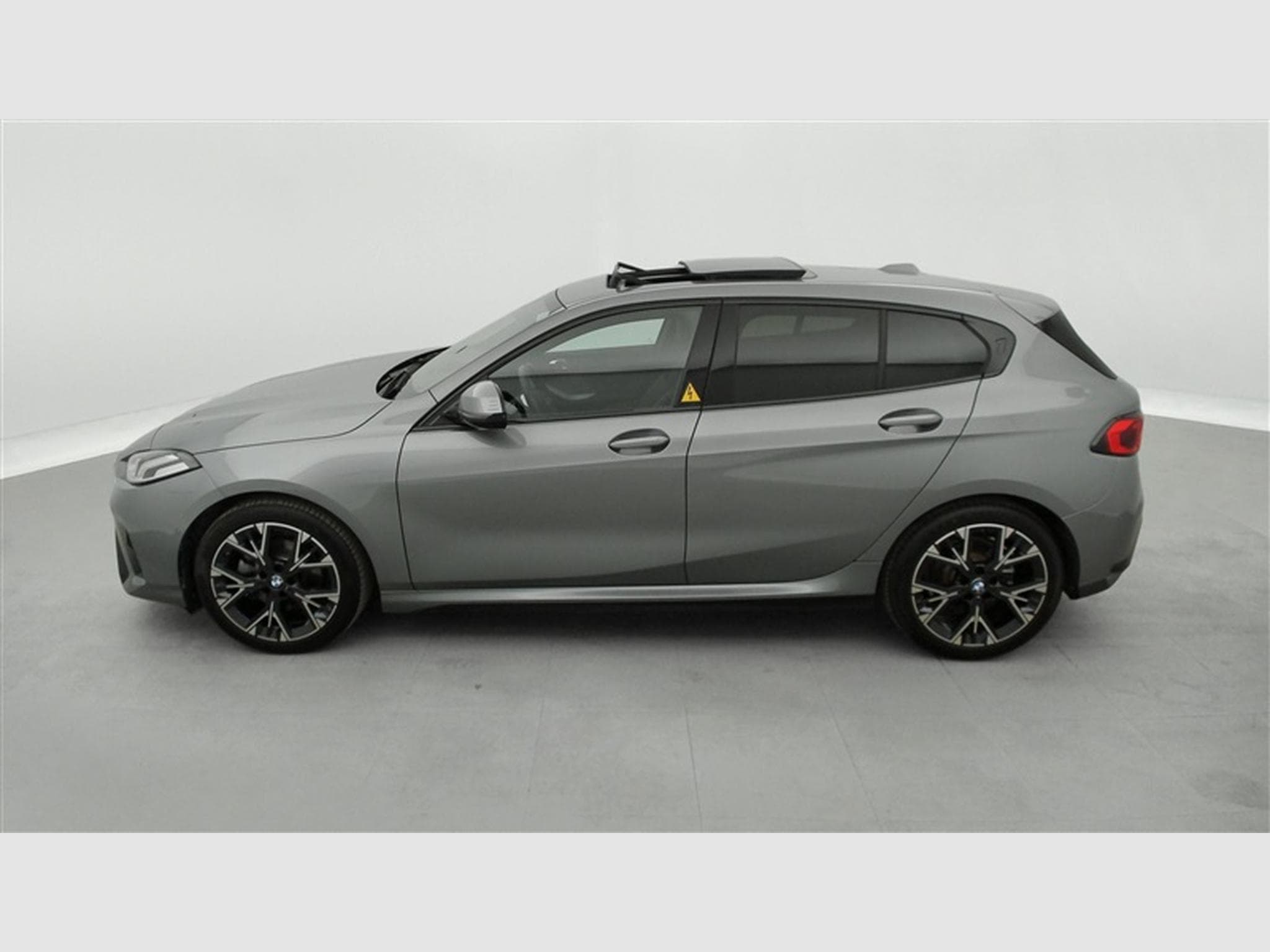 BMW 120 120iA Pack M NAVI / FULL LED / PANO / CAMERA / JA 18" (2025) - Photo 3